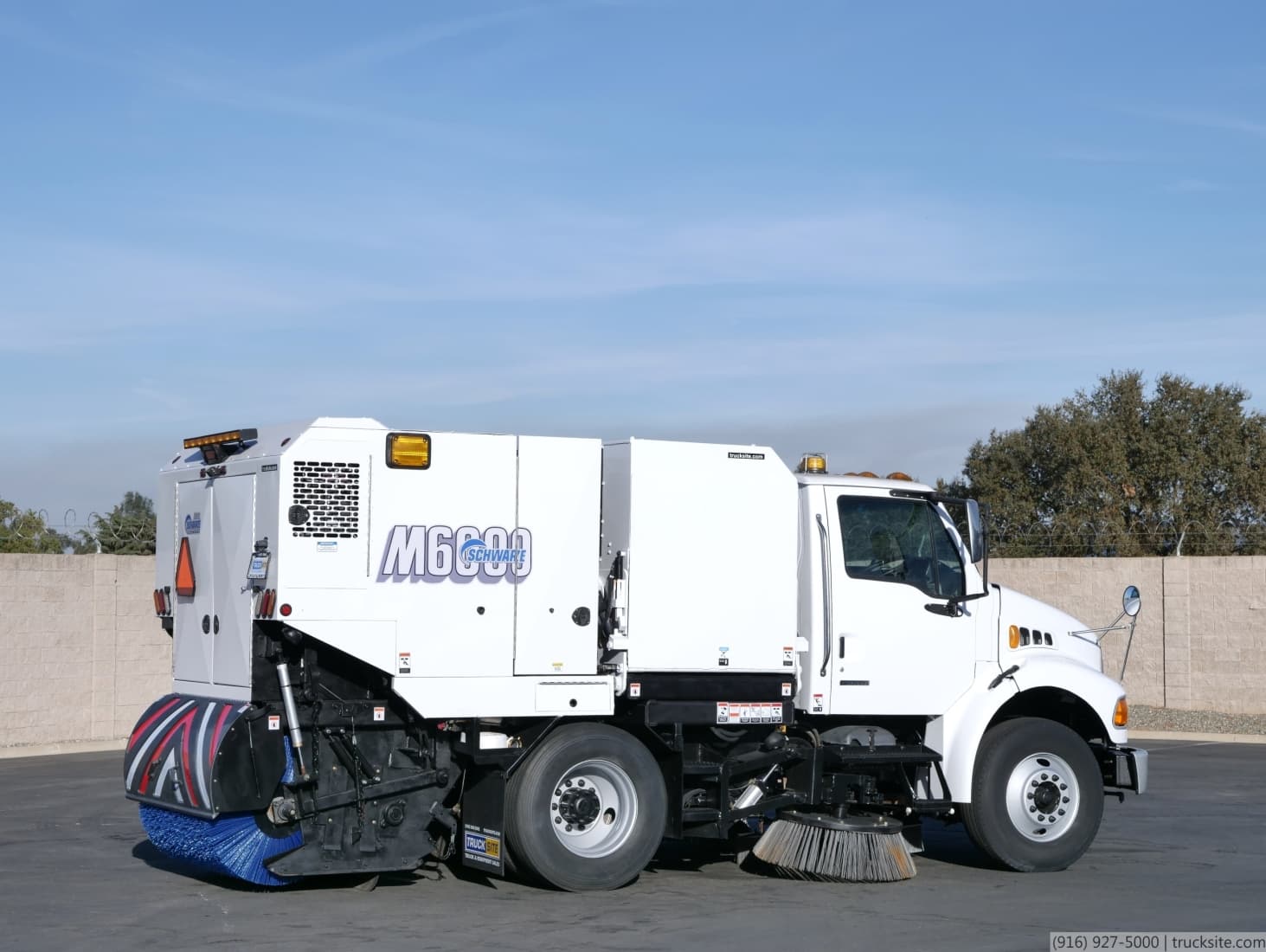 2009 Sterling Schwarze M6000SE CNG Broom Sweeper
