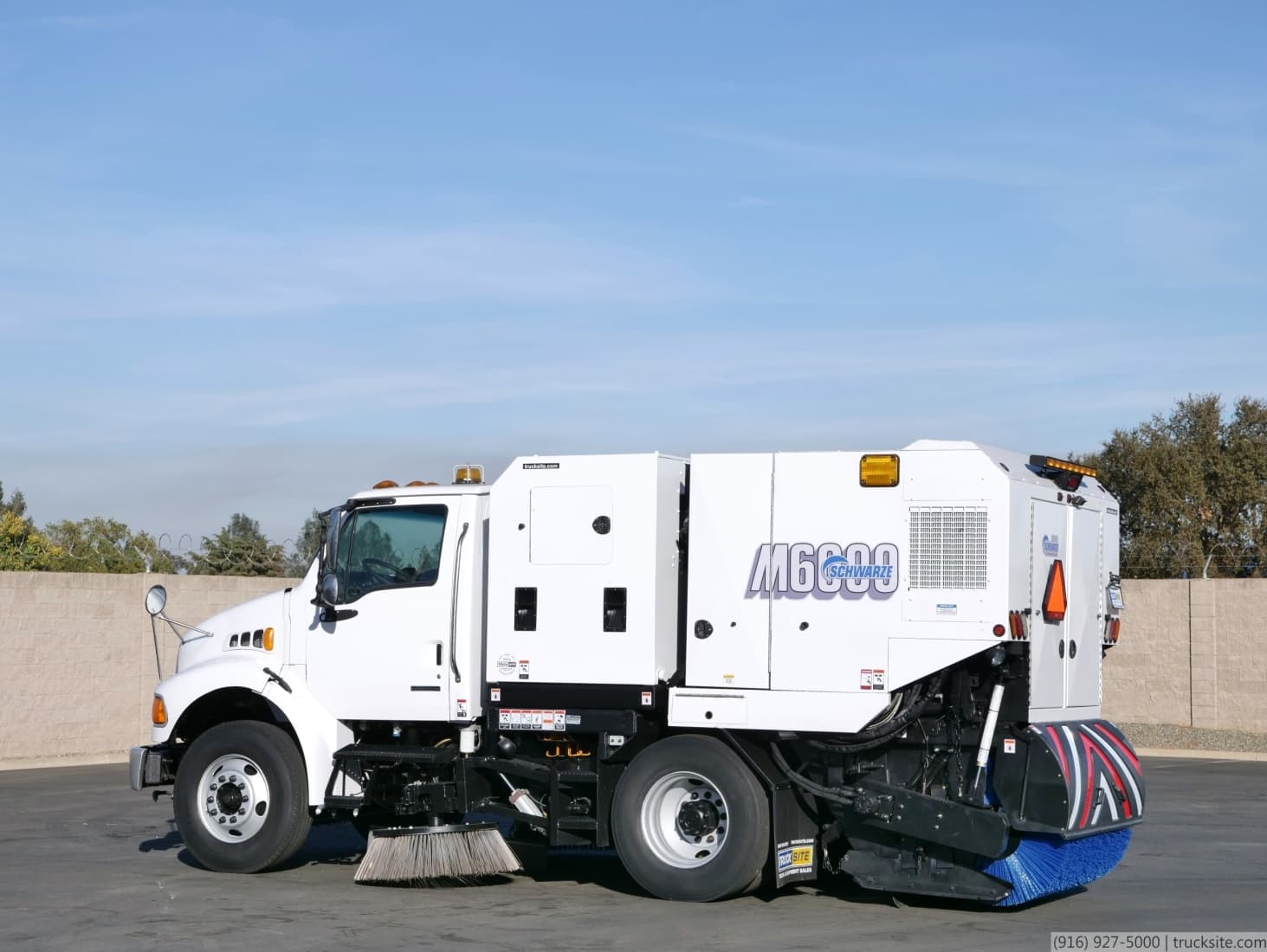 2009 Sterling Schwarze M6000SE CNG Broom Sweeper