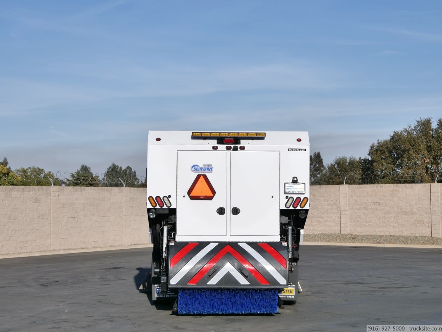 2009 Sterling Schwarze M6000SE CNG Broom Sweeper
