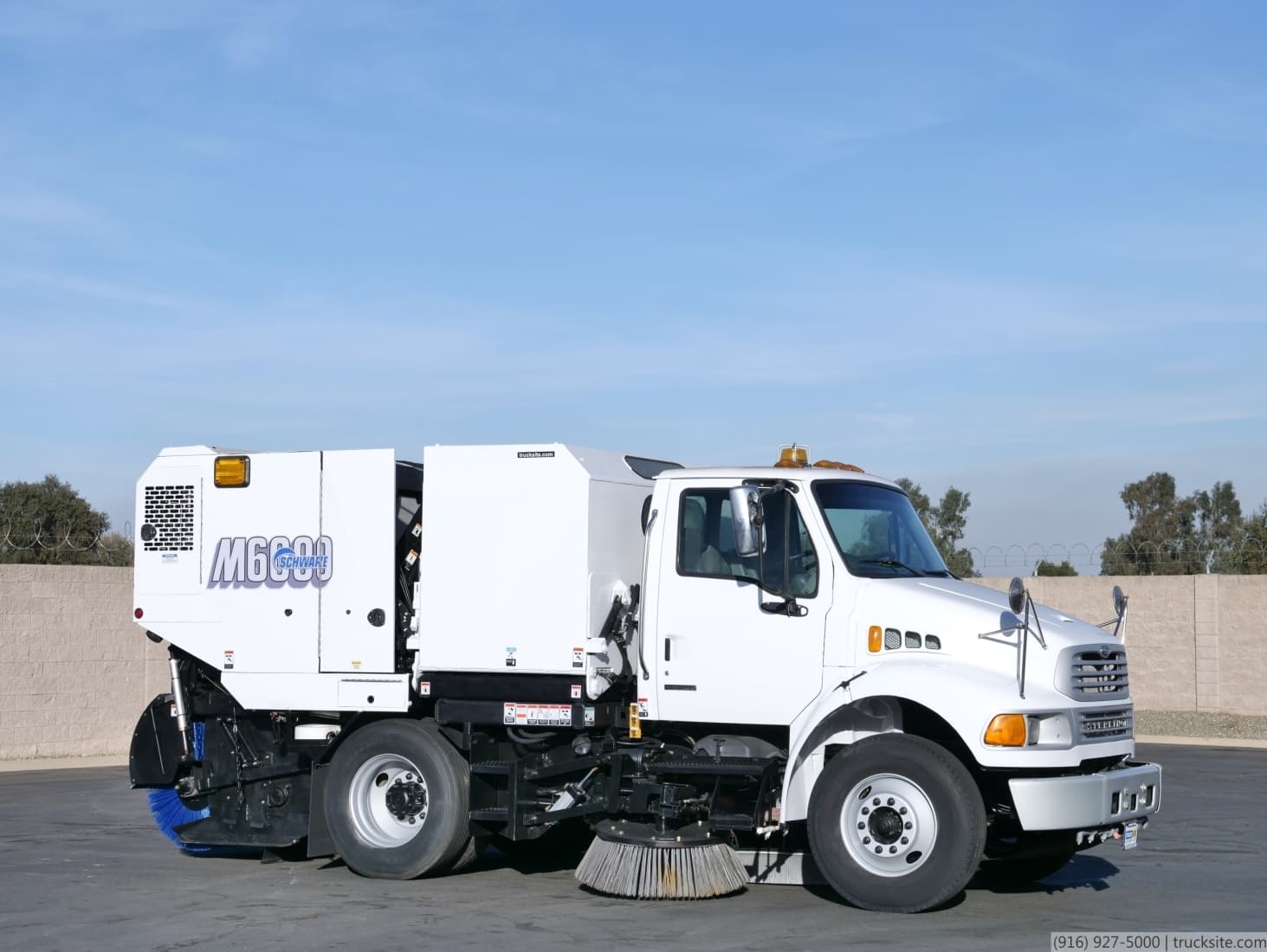 2009 Sterling Schwarze M6000SE CNG Broom Sweeper