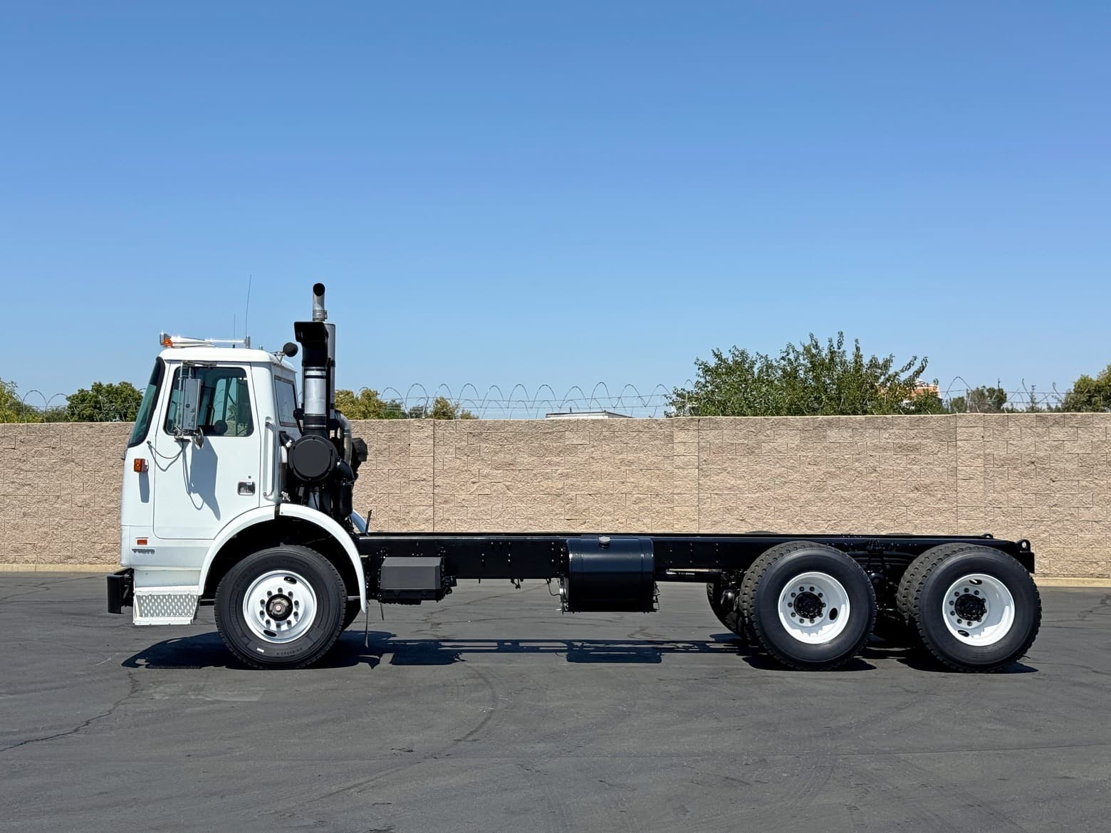 2002 Volvo WX64 Cab & Chassis