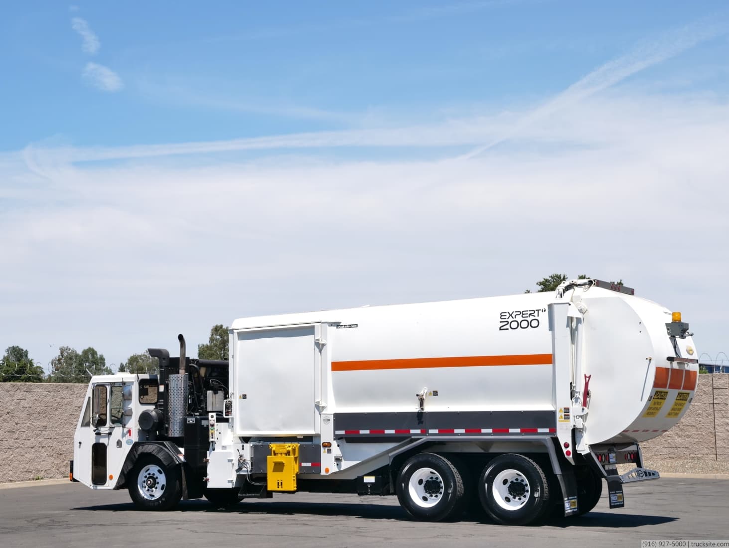 2009 CCC Labrie Expert 2000 Side Load Garbage Truck