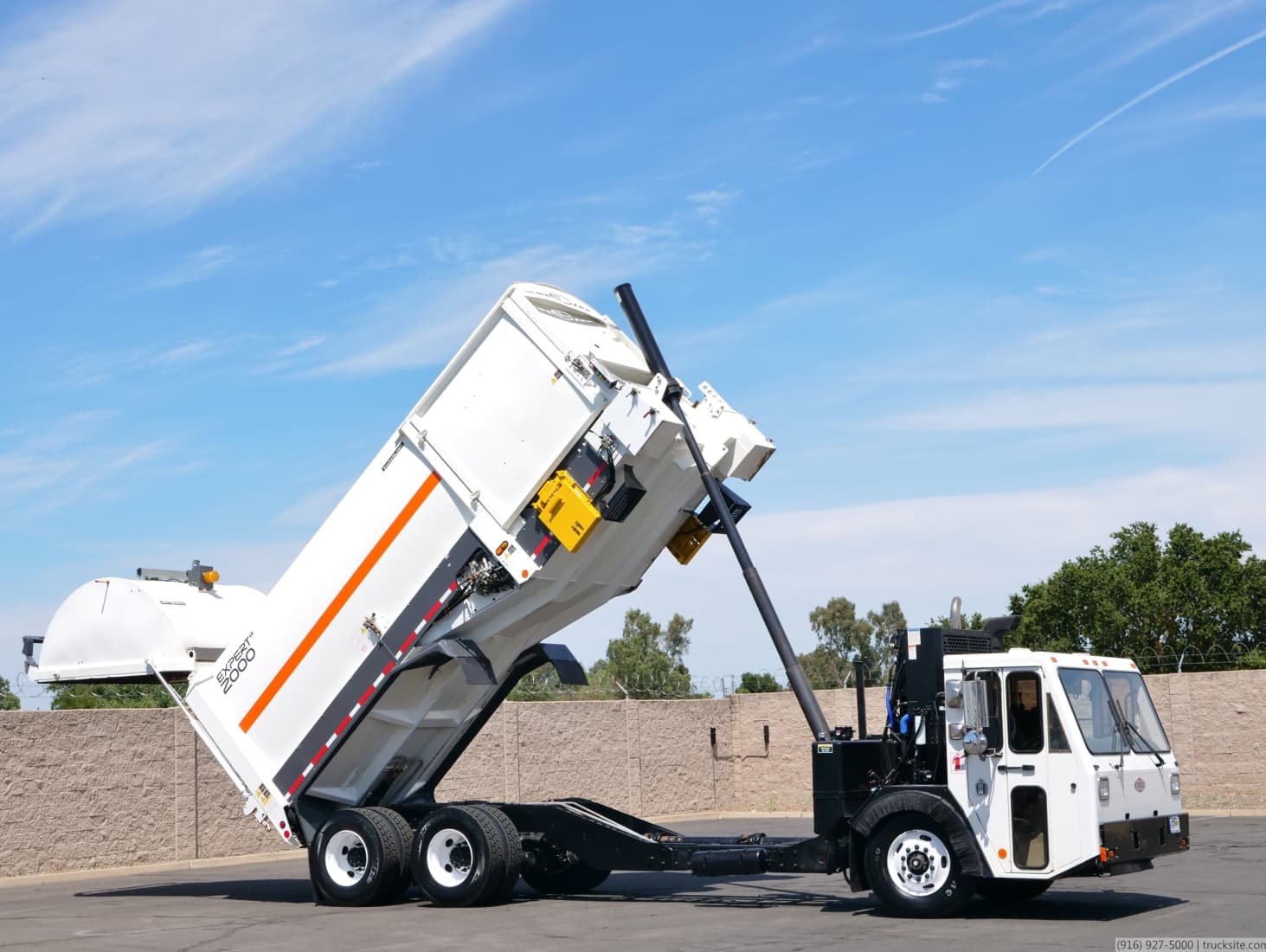 2009 CCC Labrie Expert 2000 Side Load Garbage Truck