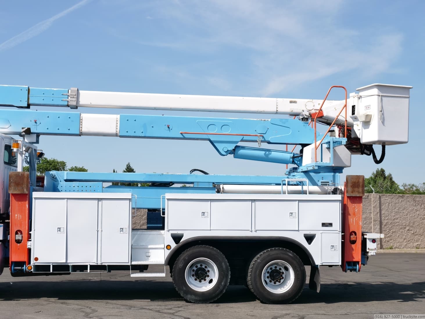 Altec A77-TE93 Non-Overcenter Elevator 98' Bucket Body