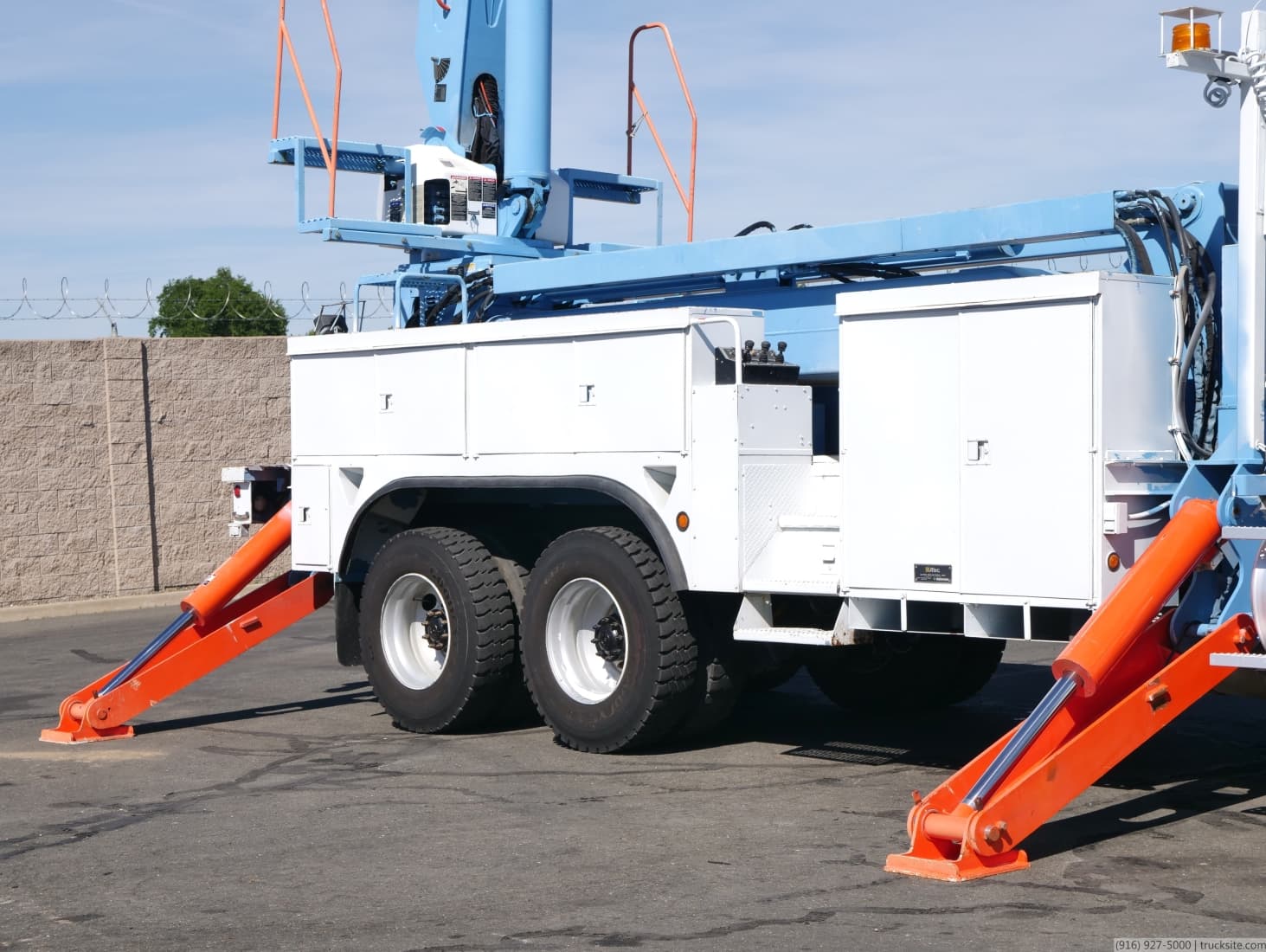 Altec A77-TE93 Non-Overcenter Elevator 98' Bucket Body