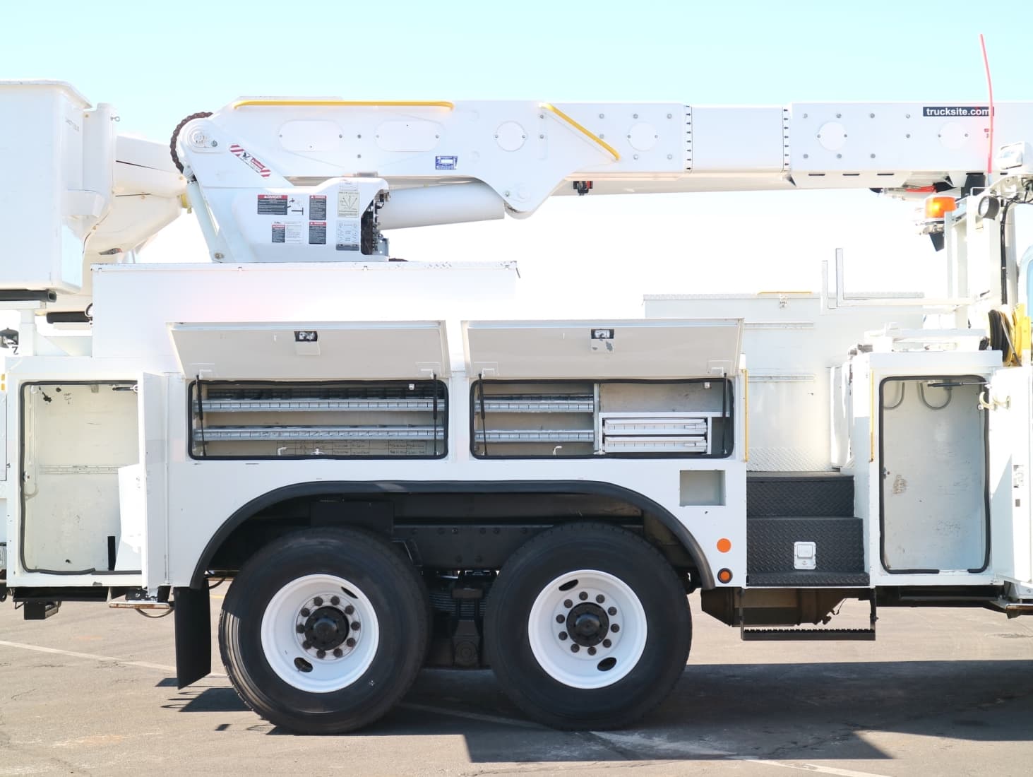 Altec AM55 Overcenter 60' Bucket Body w/Jib