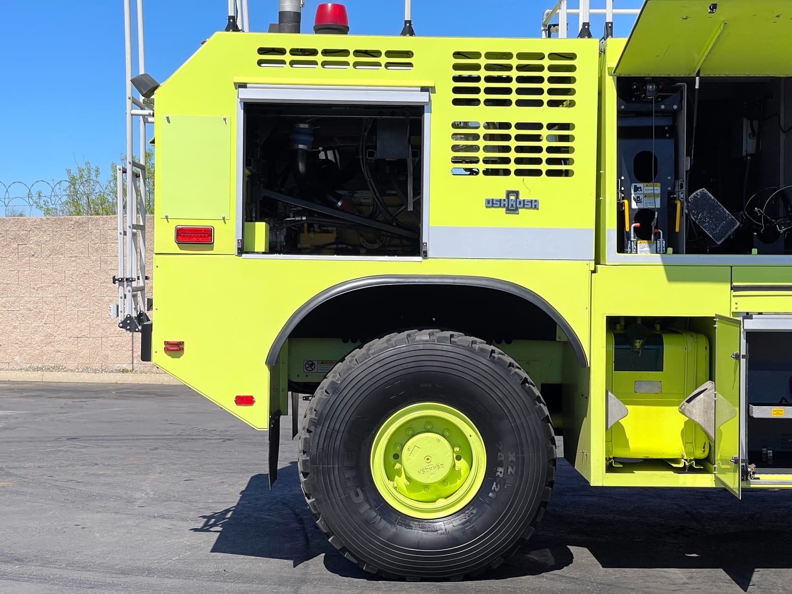 2003 Oshkosh Striker 1500 ARFF Aircraft Rescue