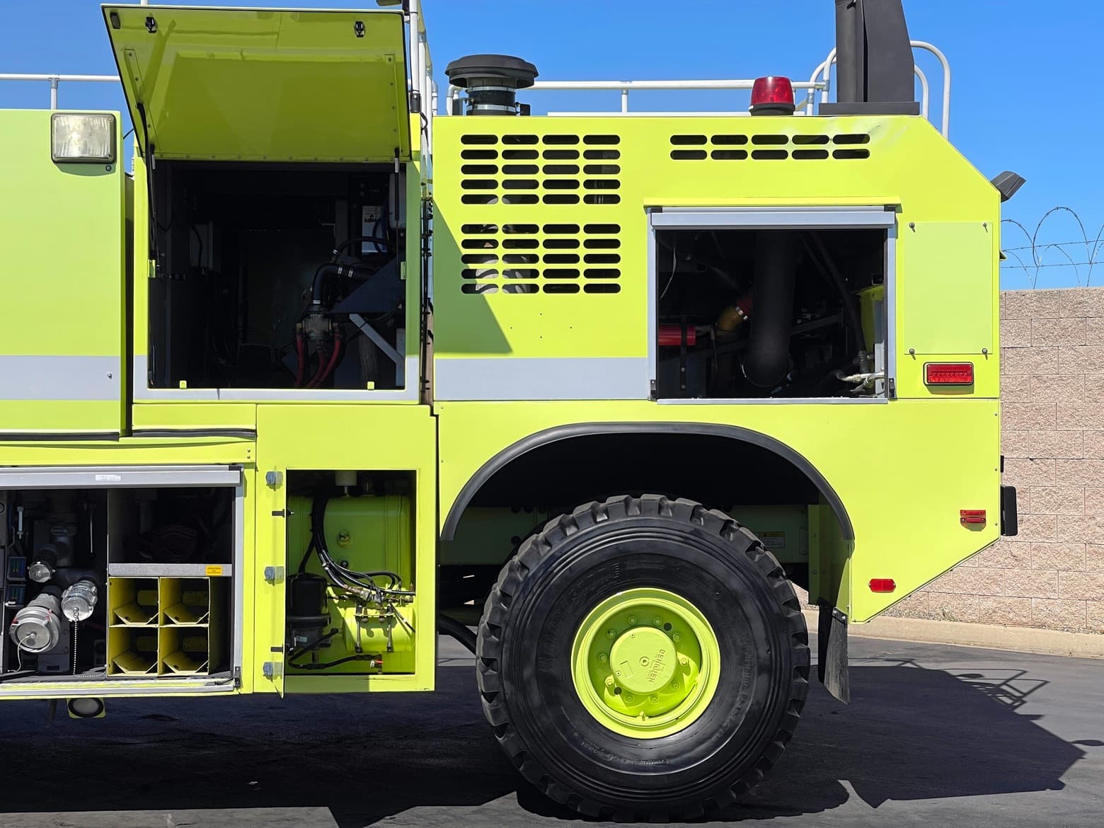 2003 Oshkosh Striker 1500 ARFF Aircraft Rescue