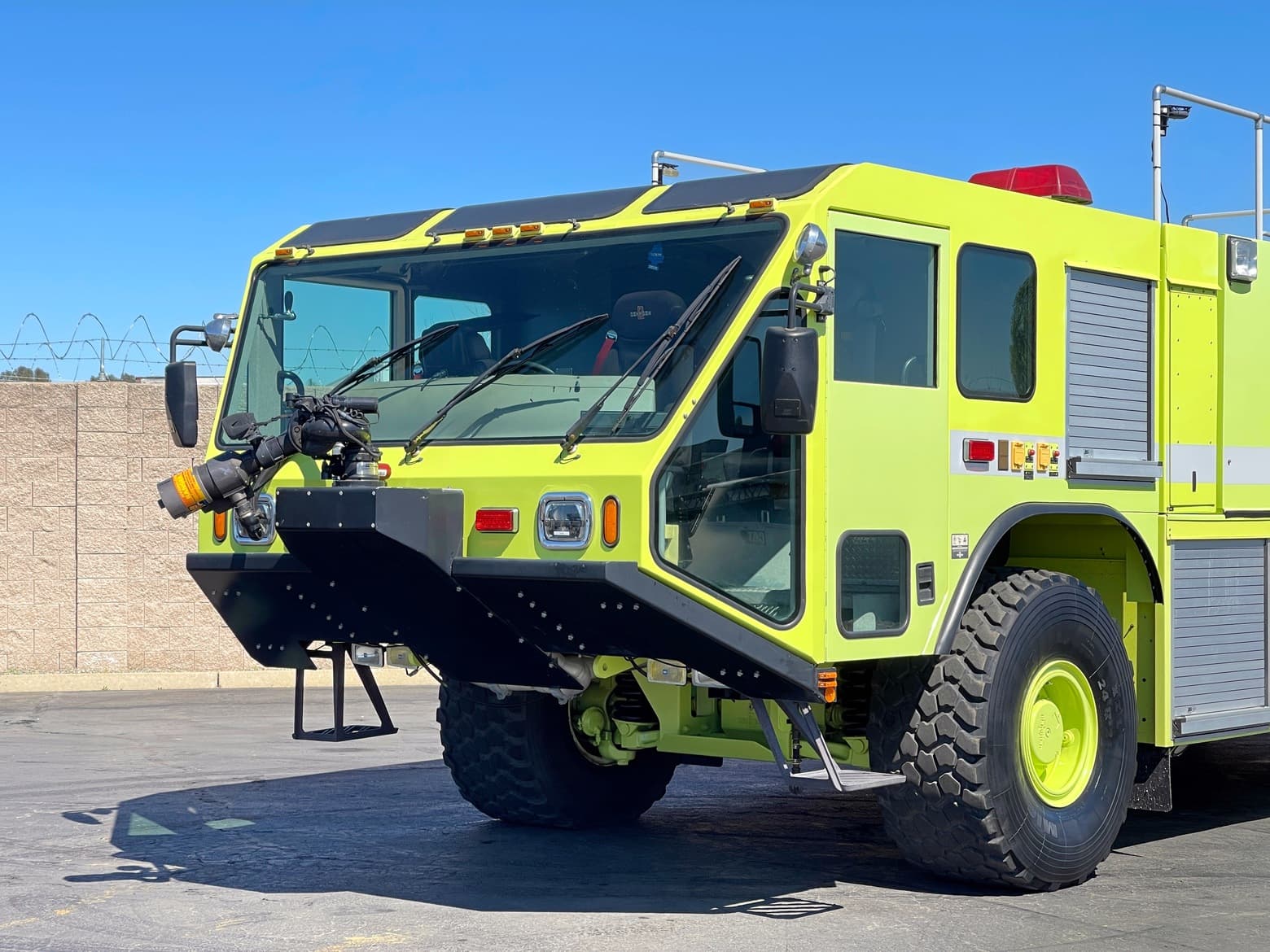 2003 Oshkosh Striker 1500 ARFF Aircraft Rescue