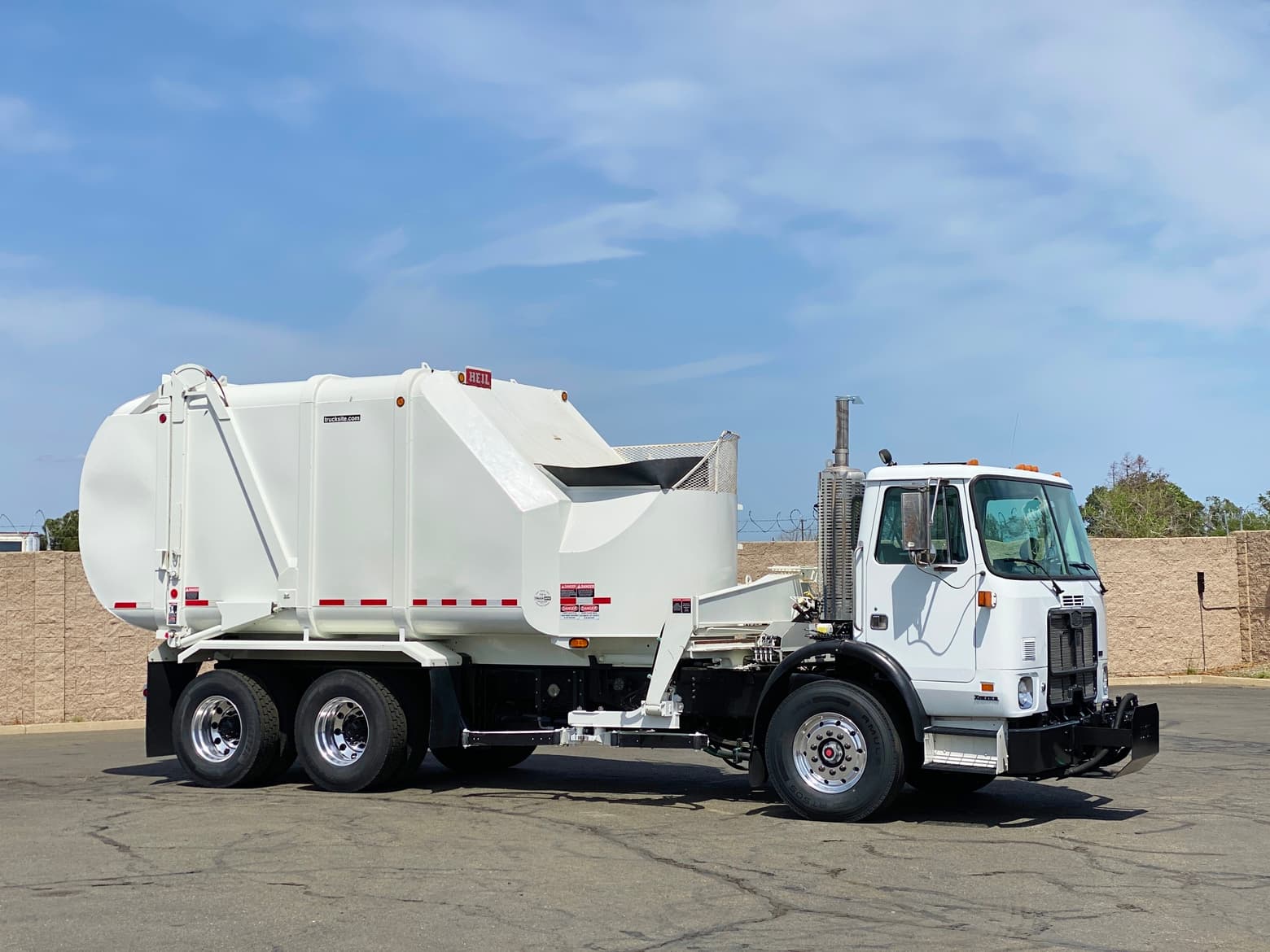 2008 Autocar Heil Rapid Rail 30 Yard Side Loader Garbage Truck