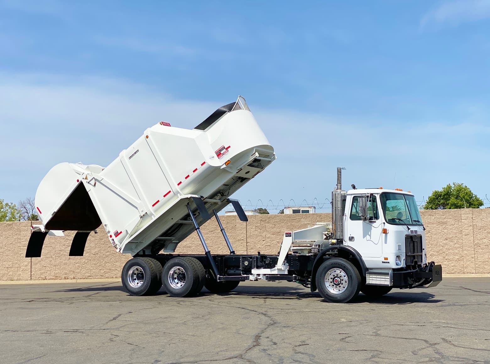 2008 Autocar Heil Rapid Rail 30 Yard Side Loader Garbage Truck