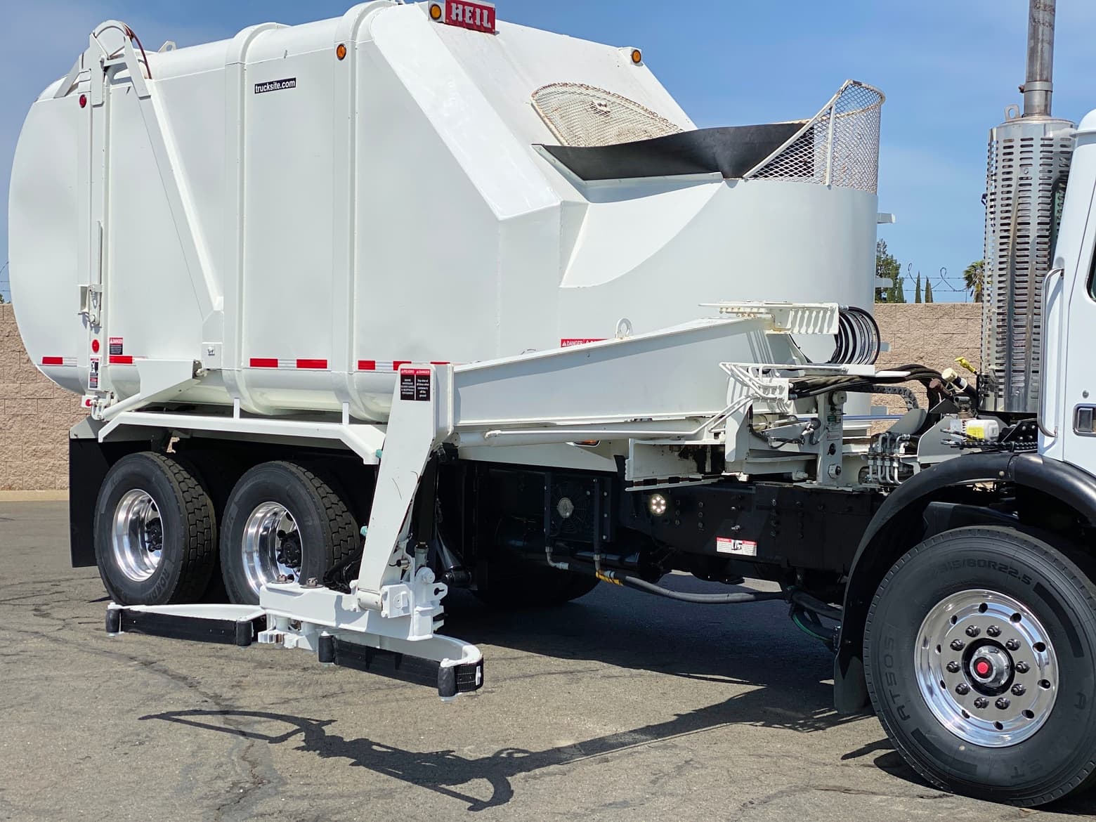 2008 Autocar Heil Rapid Rail 30 Yard Side Loader Garbage Truck