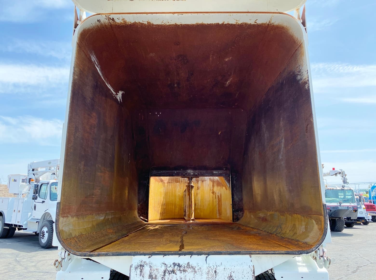 2008 Autocar Heil Rapid Rail 30 Yard Side Loader Garbage Truck