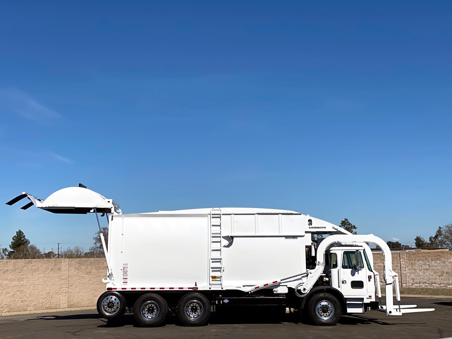 2009 Autocar New Way Mammoth 40 YD CNG Front Loader