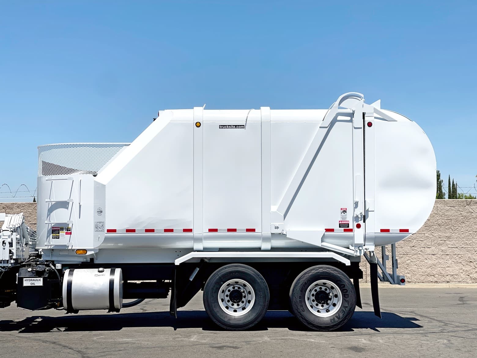 2008 Autocar Heil Rapid Rail 32 Yard Side Loader Garbage Truck