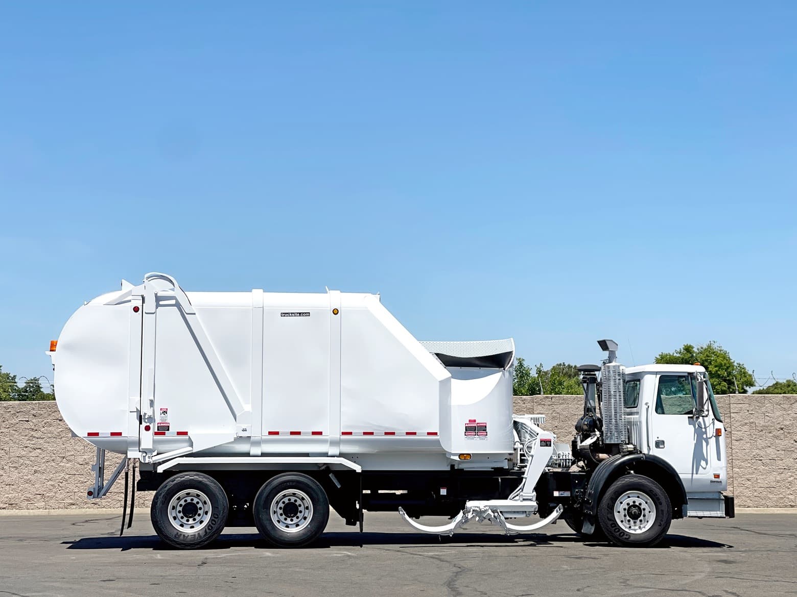2008 Autocar Heil Rapid Rail 32 Yard Side Loader Garbage Truck