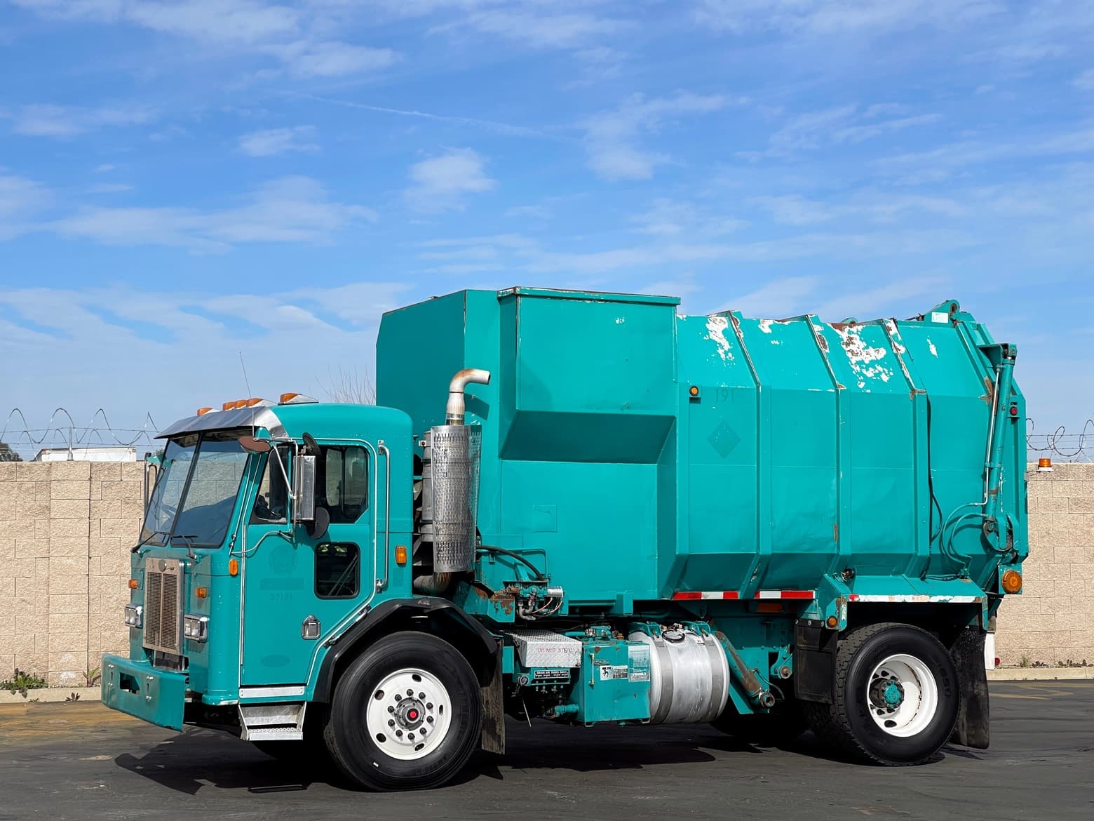2001 Peterbilt 320 Amrep Automated Side Loader Garbage Truck