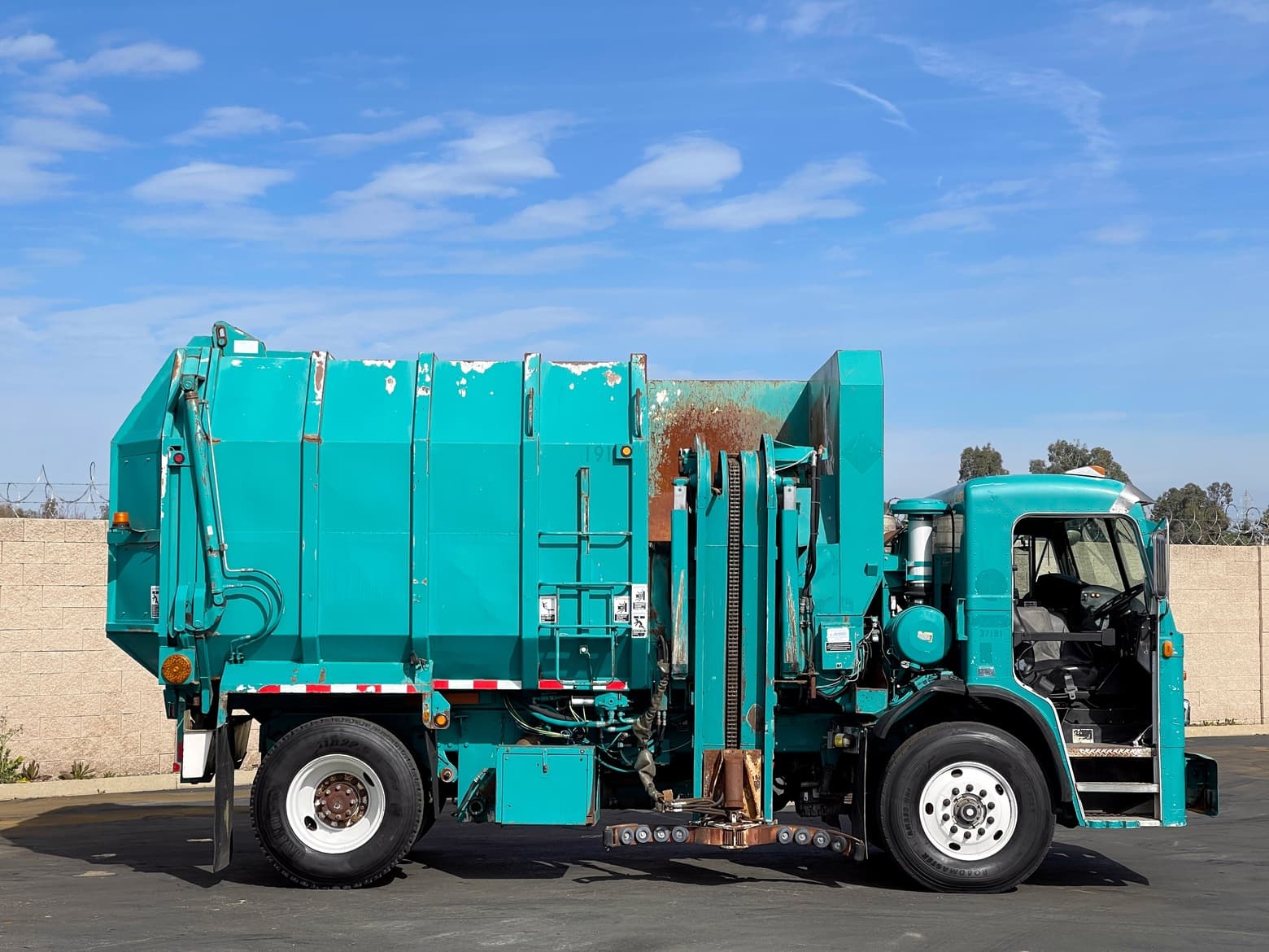 2001 Peterbilt 320 Amrep Automated Side Loader Garbage Truck