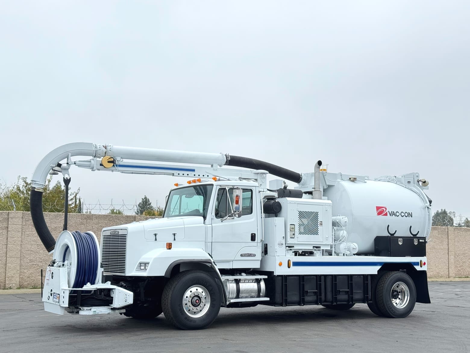 1993 Freightliner Vac-Con 9 YD Vacuum Hydro Excavator Truck