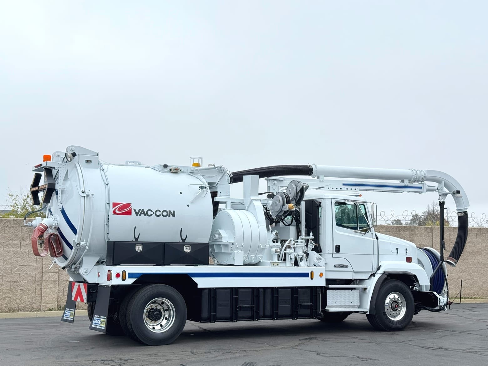 1993 Freightliner Vac-Con 9 YD Vacuum Hydro Excavator Truck