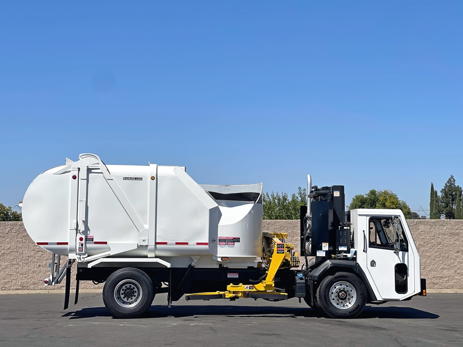 2016 CCC LET Heil Rapid Rail 22 YD Single Axle Side Loader