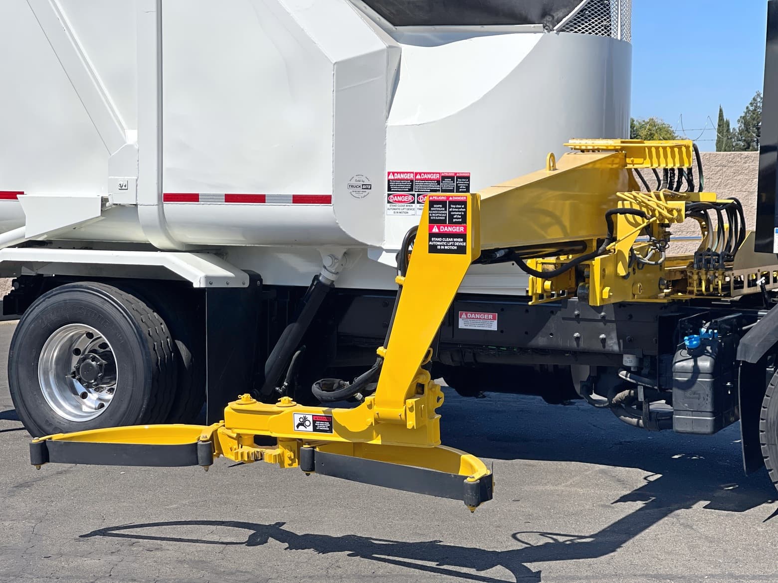 2016 CCC LET Heil Rapid Rail 22 YD Single Axle Side Loader