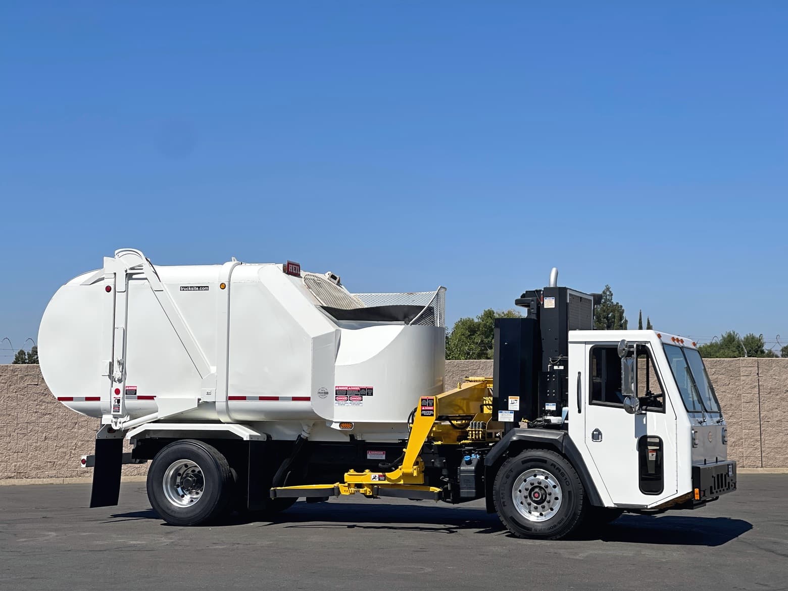 2016 CCC LET Heil Rapid Rail 22 YD Single Axle Side Loader