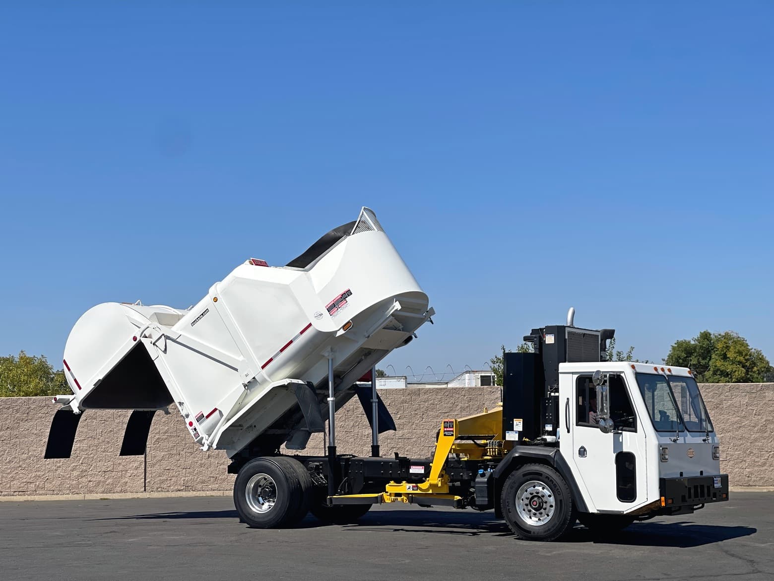 2016 CCC LET Heil Rapid Rail 22 YD Single Axle Side Loader