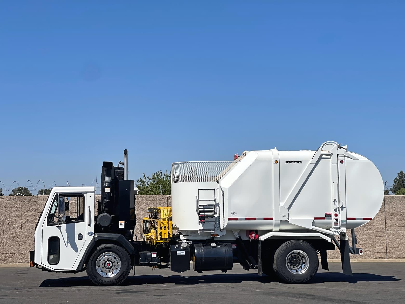 2016 CCC LET Heil Rapid Rail 22 YD Single Axle Side Loader