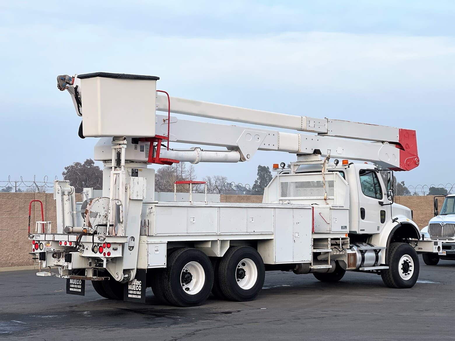 Altec A77T Non-Overcenter 82' Aerial Bucket Body
