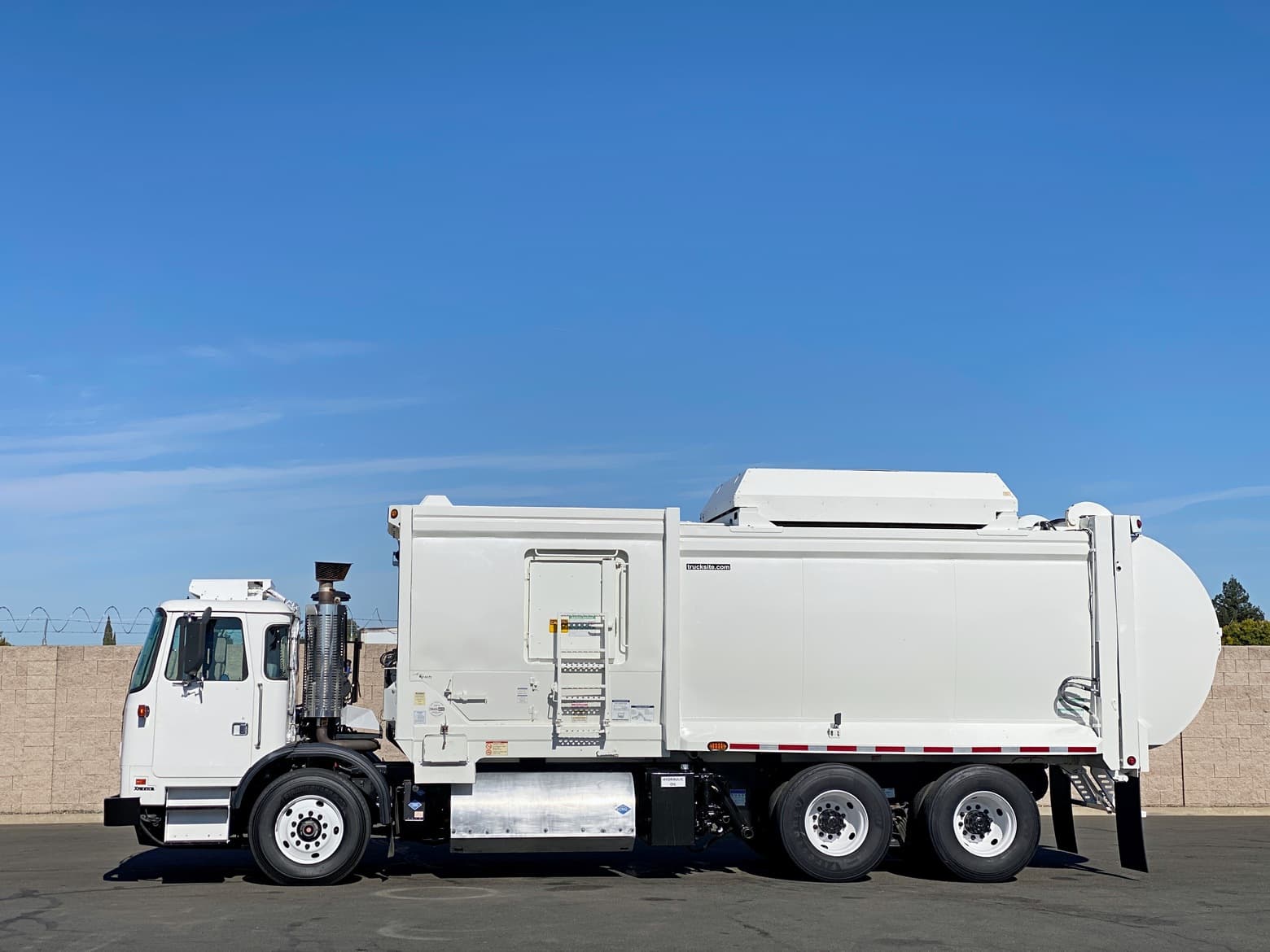 2015 Autocar Xpeditor McNeilus CNG 35 YD ASL Garbage Truck
