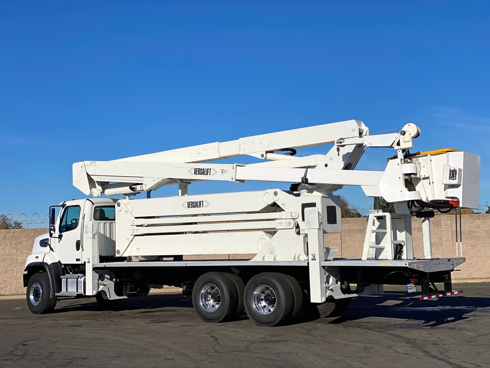 2015 Freightliner 6x6 Versalift 7500I-E108 Bucket Truck