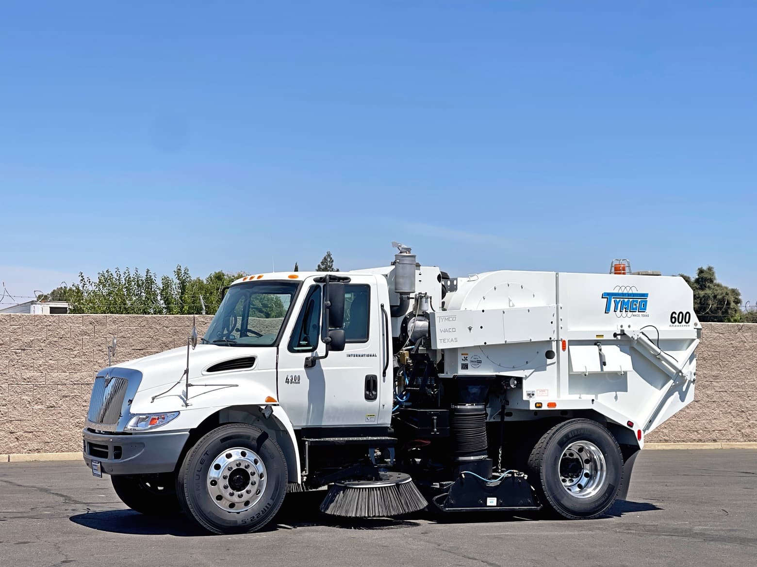 2005 International 4300 Tymco 600 BAH Air Street Sweeper