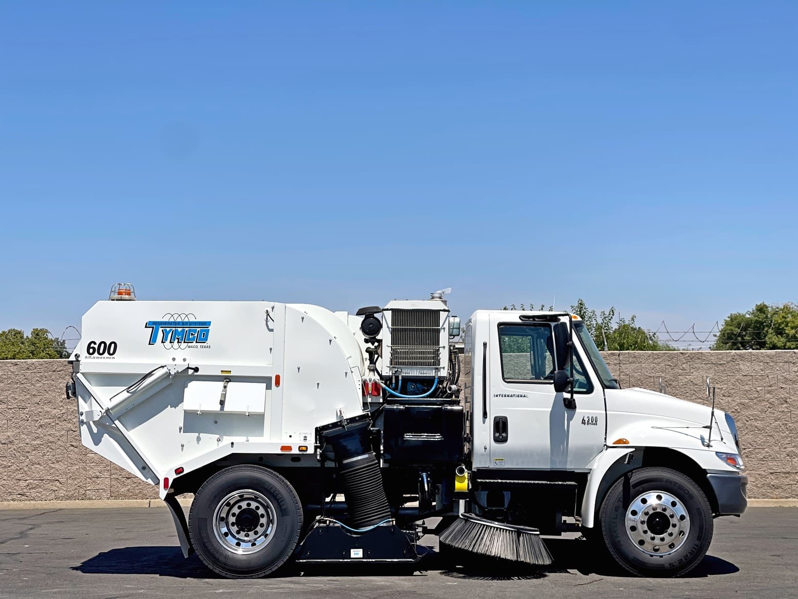 2005 International 4300 Tymco 600 BAH Air Street Sweeper