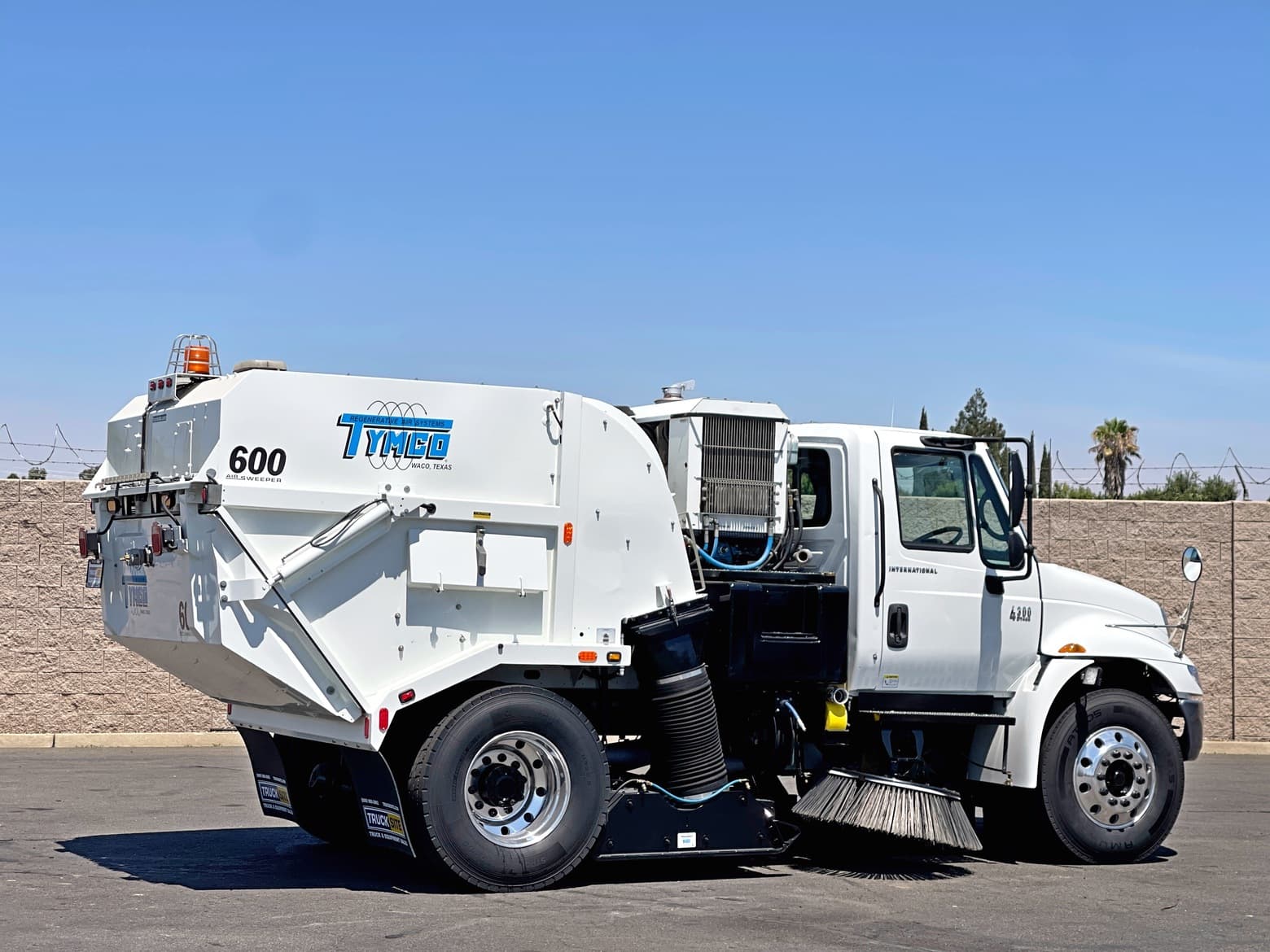 2005 International 4300 Tymco 600 BAH Air Street Sweeper