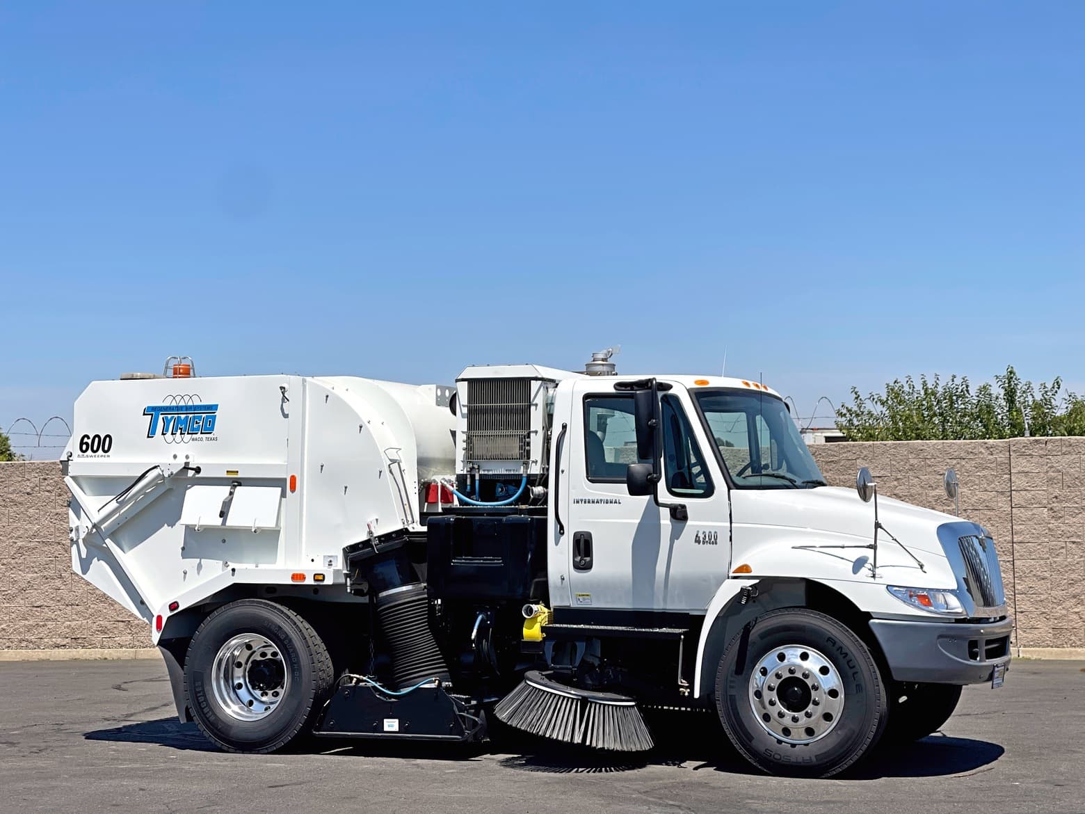 2005 International 4300 Tymco 600 BAH Air Street Sweeper