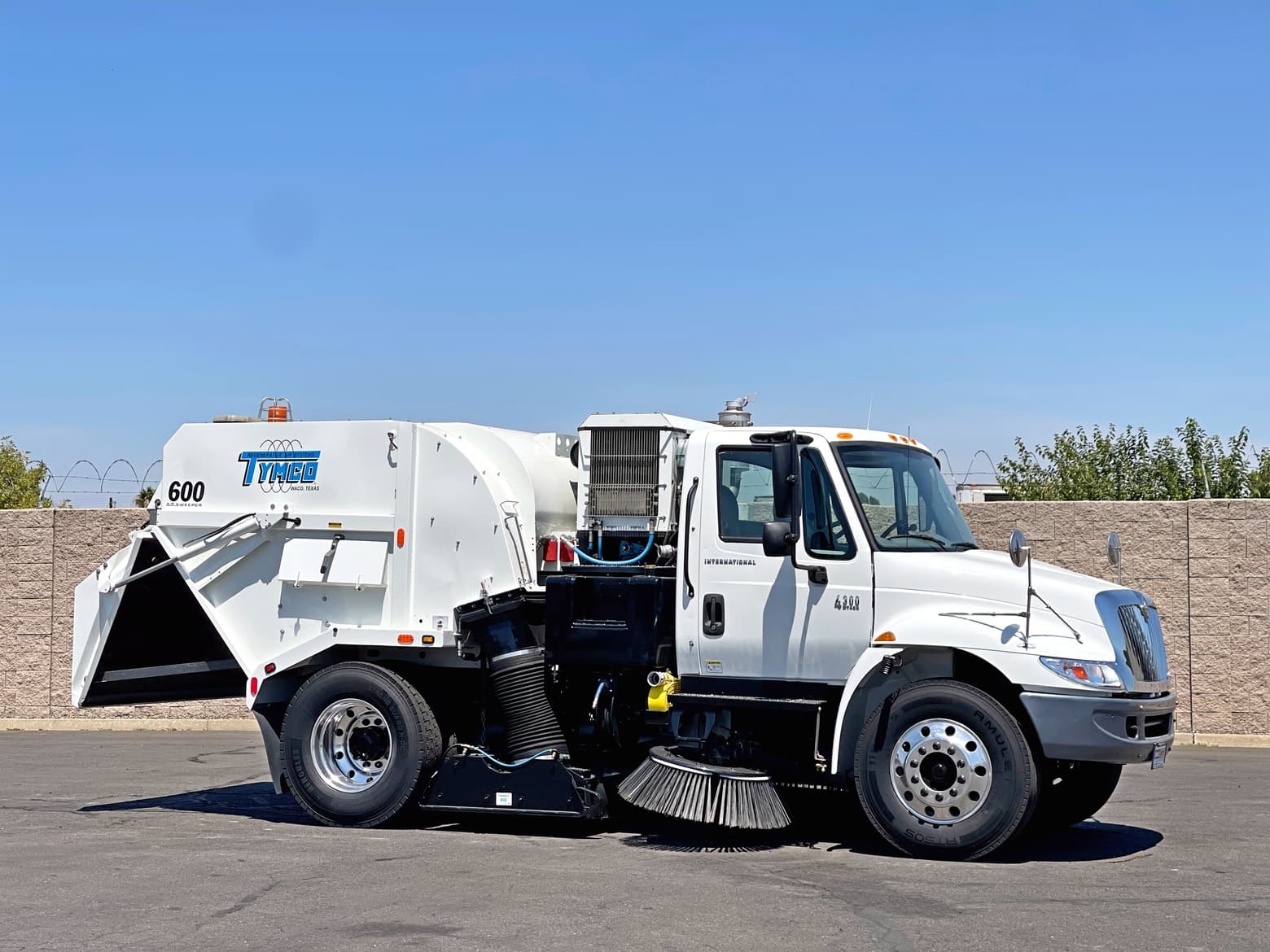 2005 International 4300 Tymco 600 BAH Air Street Sweeper