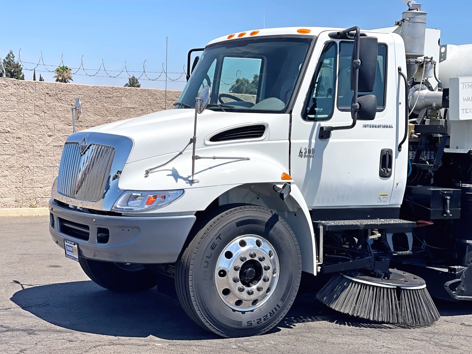 2005 International 4300 Tymco 600 BAH Air Street Sweeper