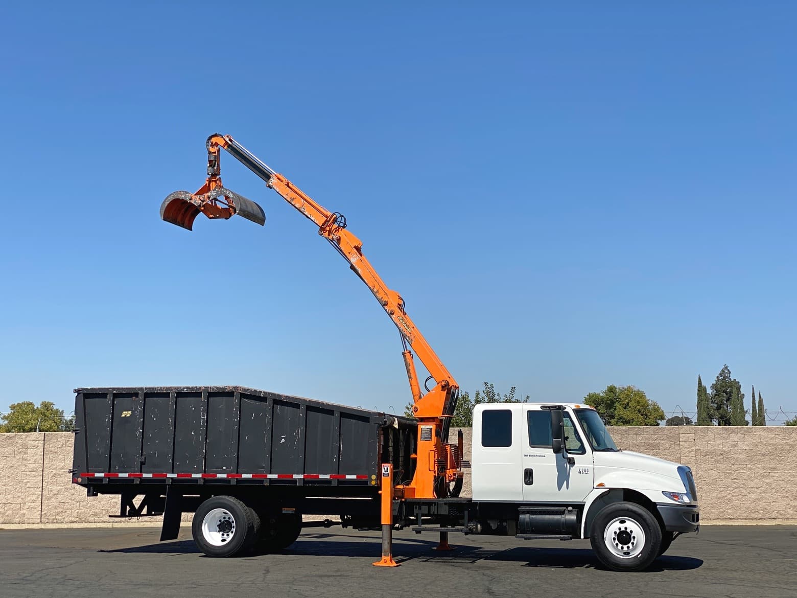 2005 International Petersen TL-3 Grapple Truck