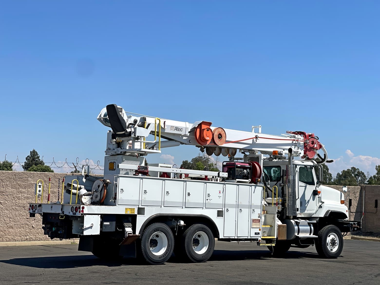 Altec D3060ATR Digger Derrick Body
