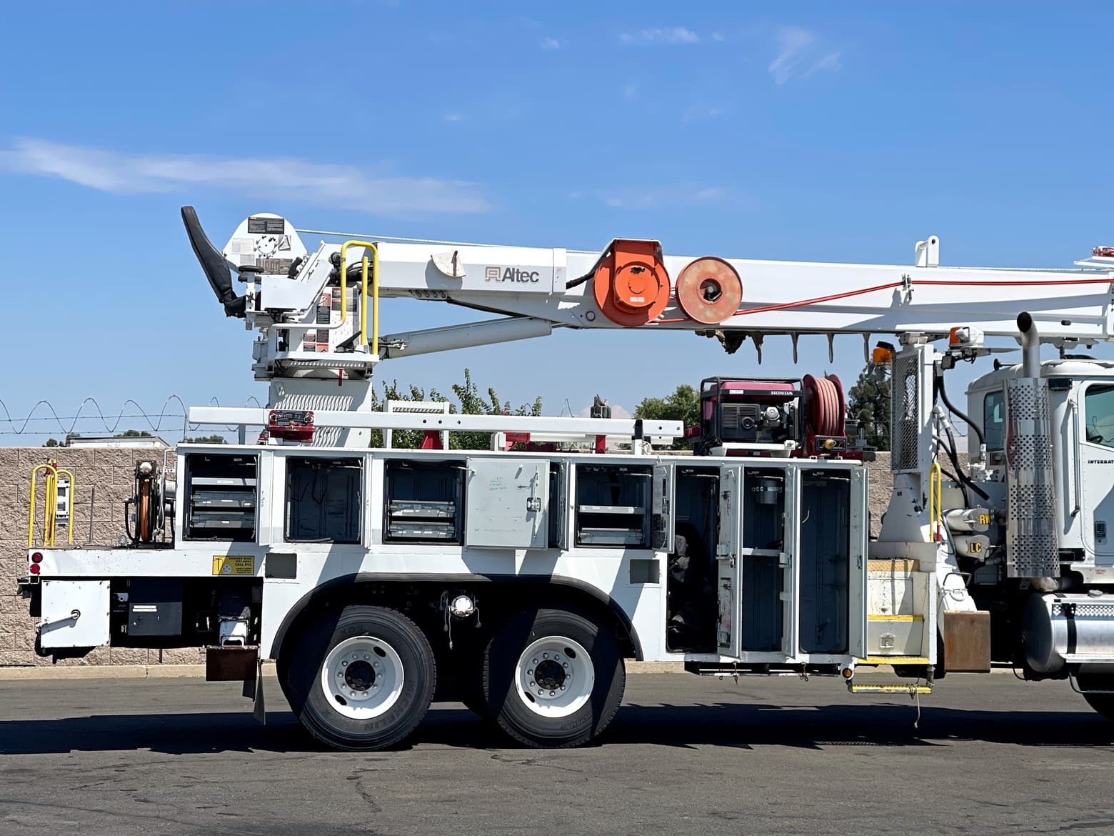 Altec D3060ATR Digger Derrick Body
