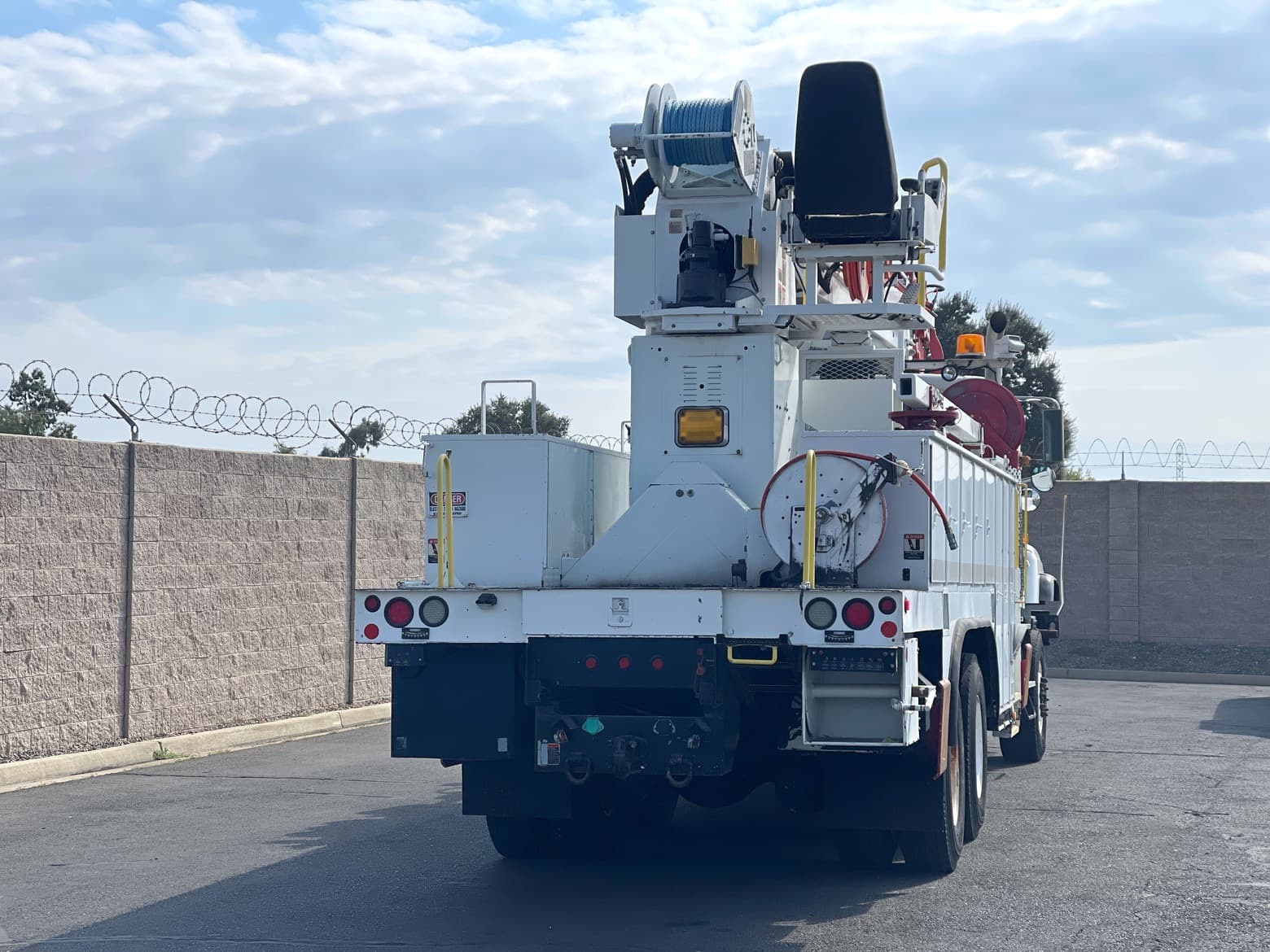 Altec D3060ATR Digger Derrick Body