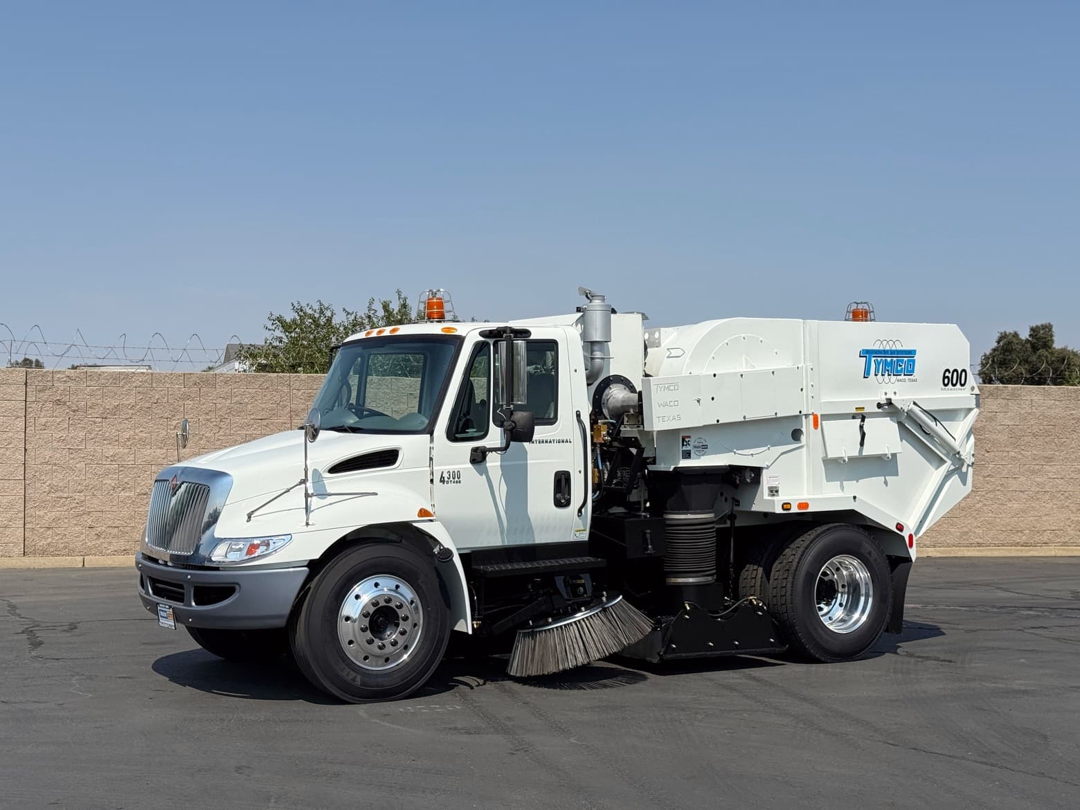 2008 International 4300 Tymco 600 BAH Air Street Sweeper