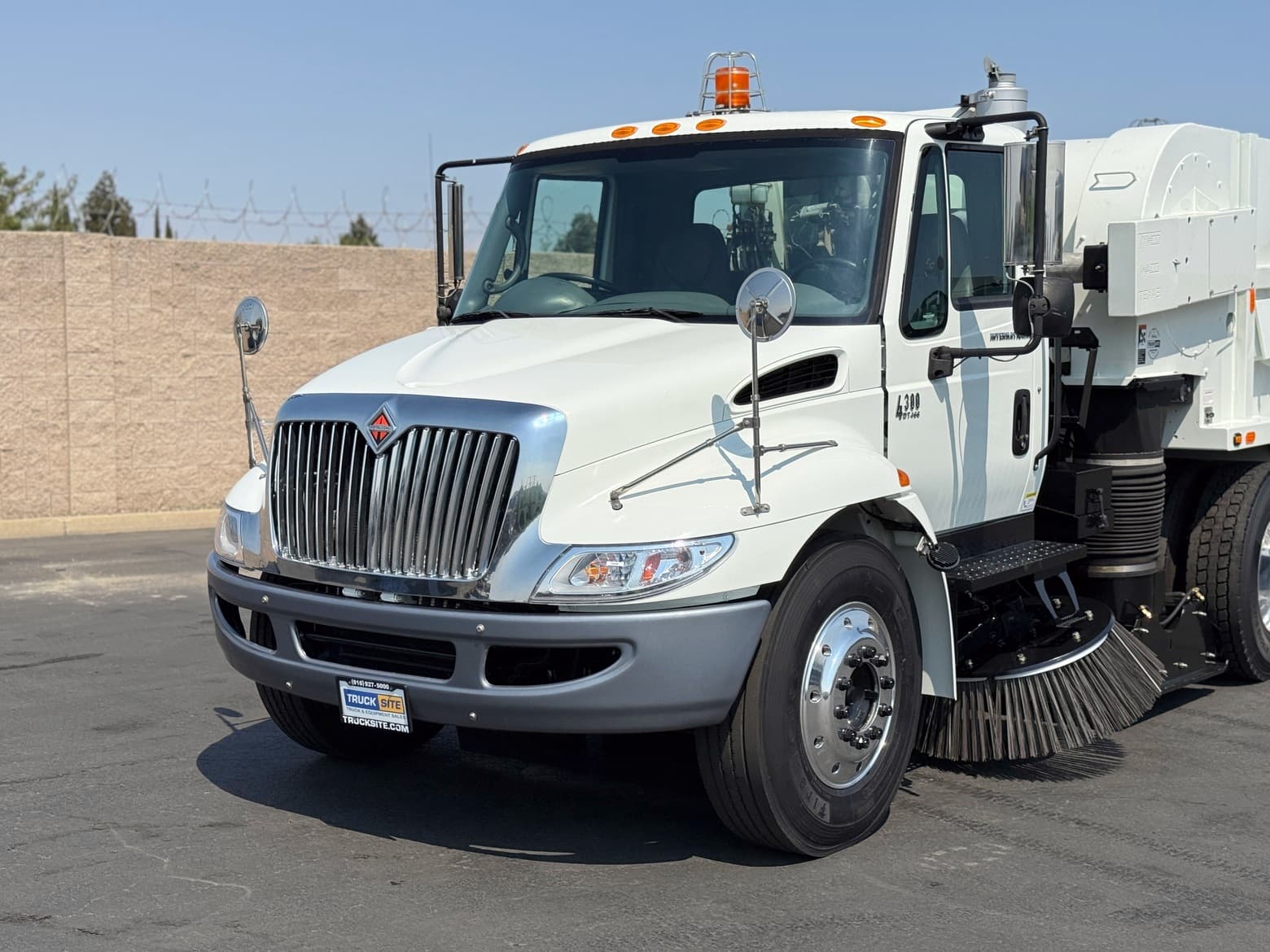 2008 International 4300 Tymco 600 BAH Air Street Sweeper