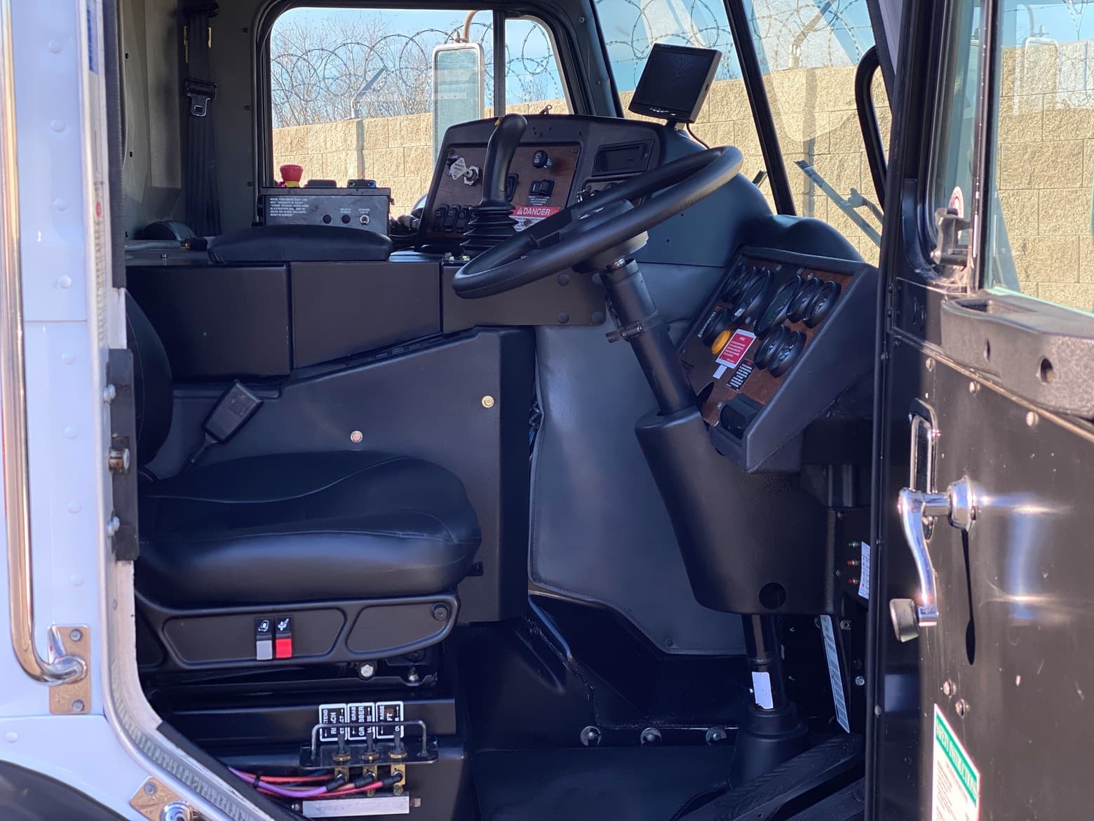 2007 Peterbilt 320 Heil Rapid Rail ASL Garbage Truck