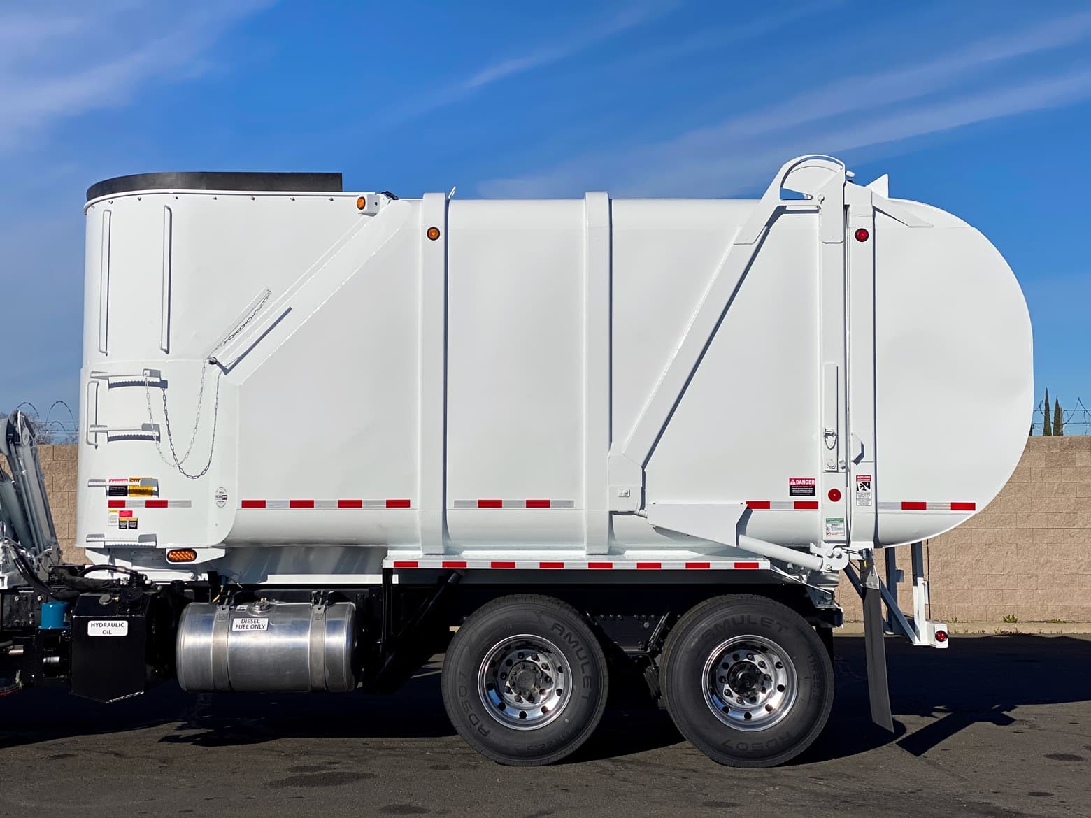 2007 Peterbilt 320 Heil Rapid Rail ASL Garbage Truck