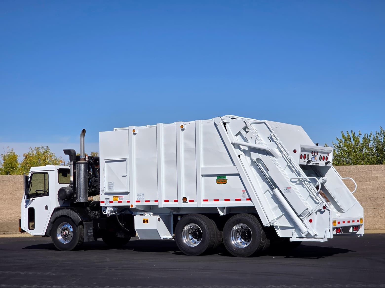 2008 CCC LET Low Entry Pak-Mor Rear Loader Garbage Truck