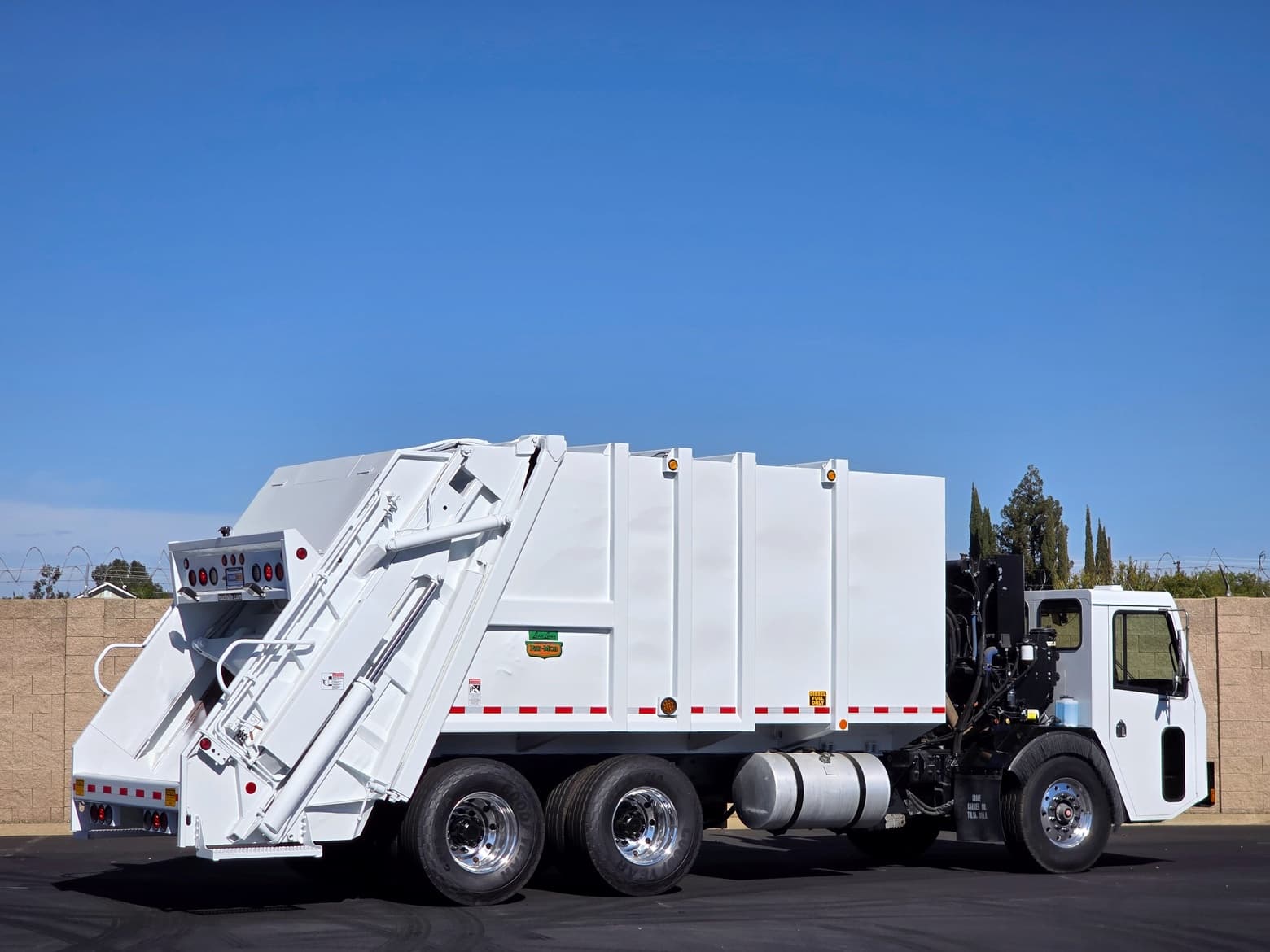 2008 CCC LET Low Entry Pak-Mor Rear Loader Garbage Truck