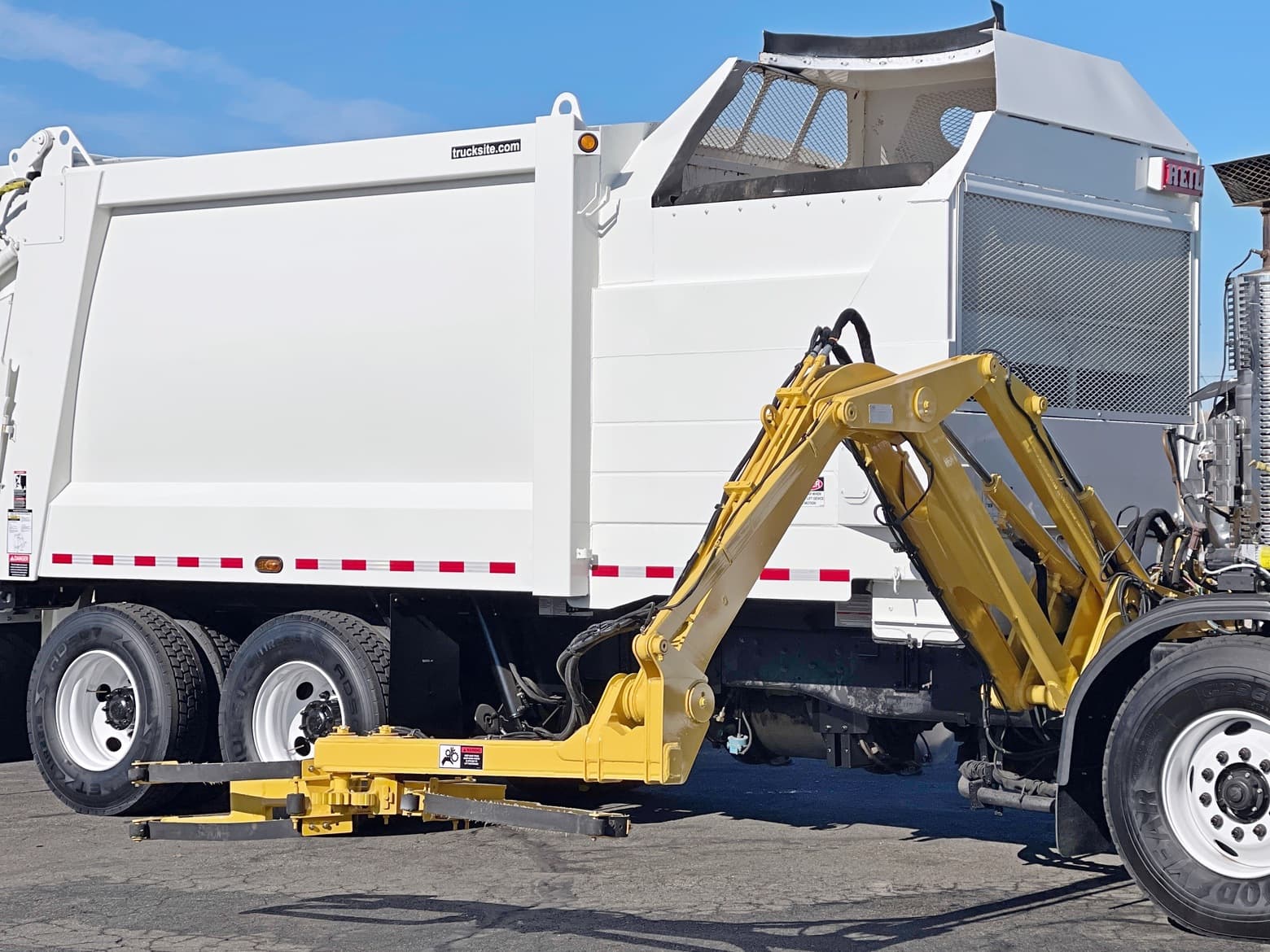 2013 Heil DuraPack 7000 28 YD Side Load Body & Arm