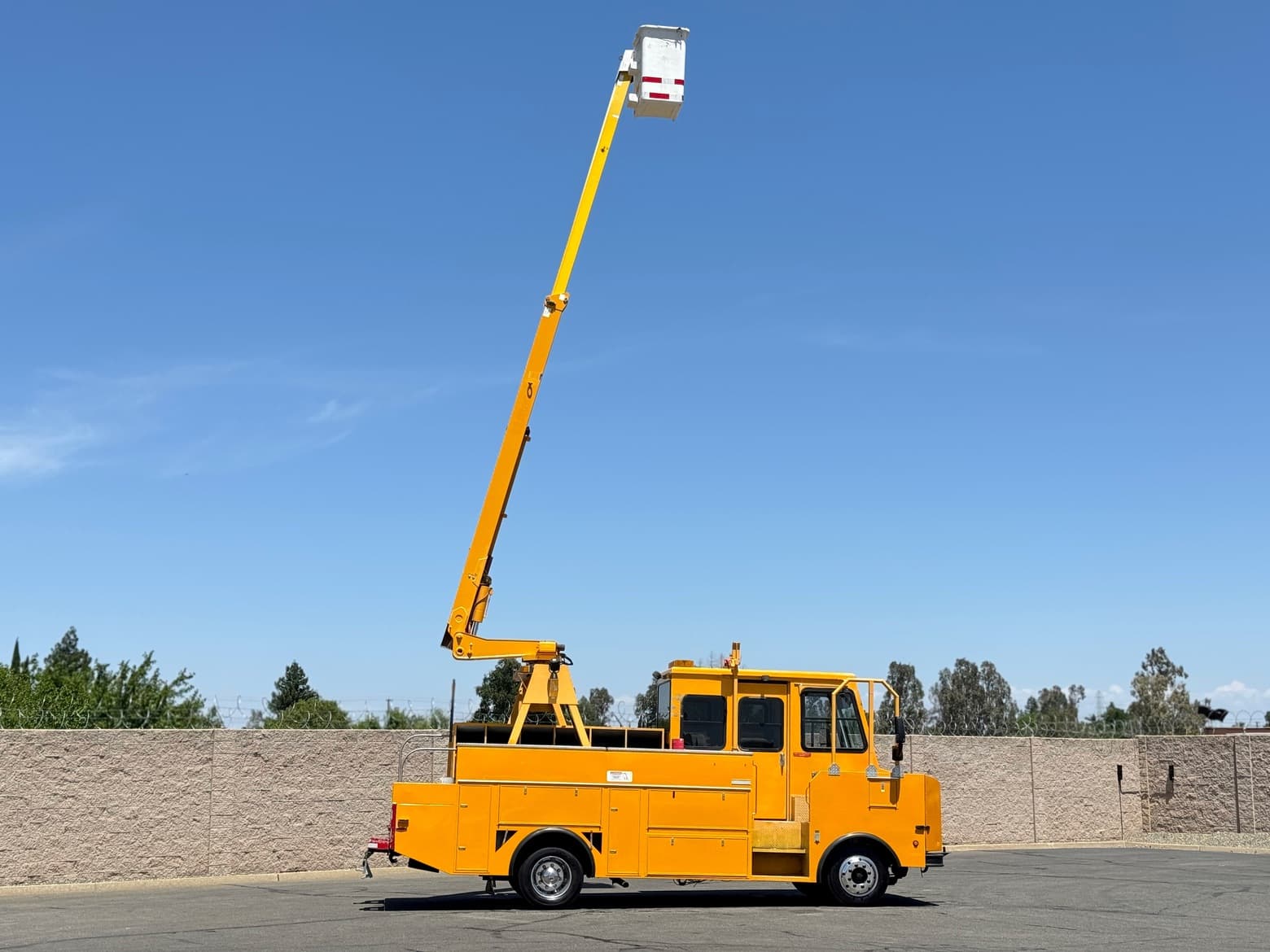 2005 GMC Workhorse W20 Altec LS40 Telescopic Bucket Truck